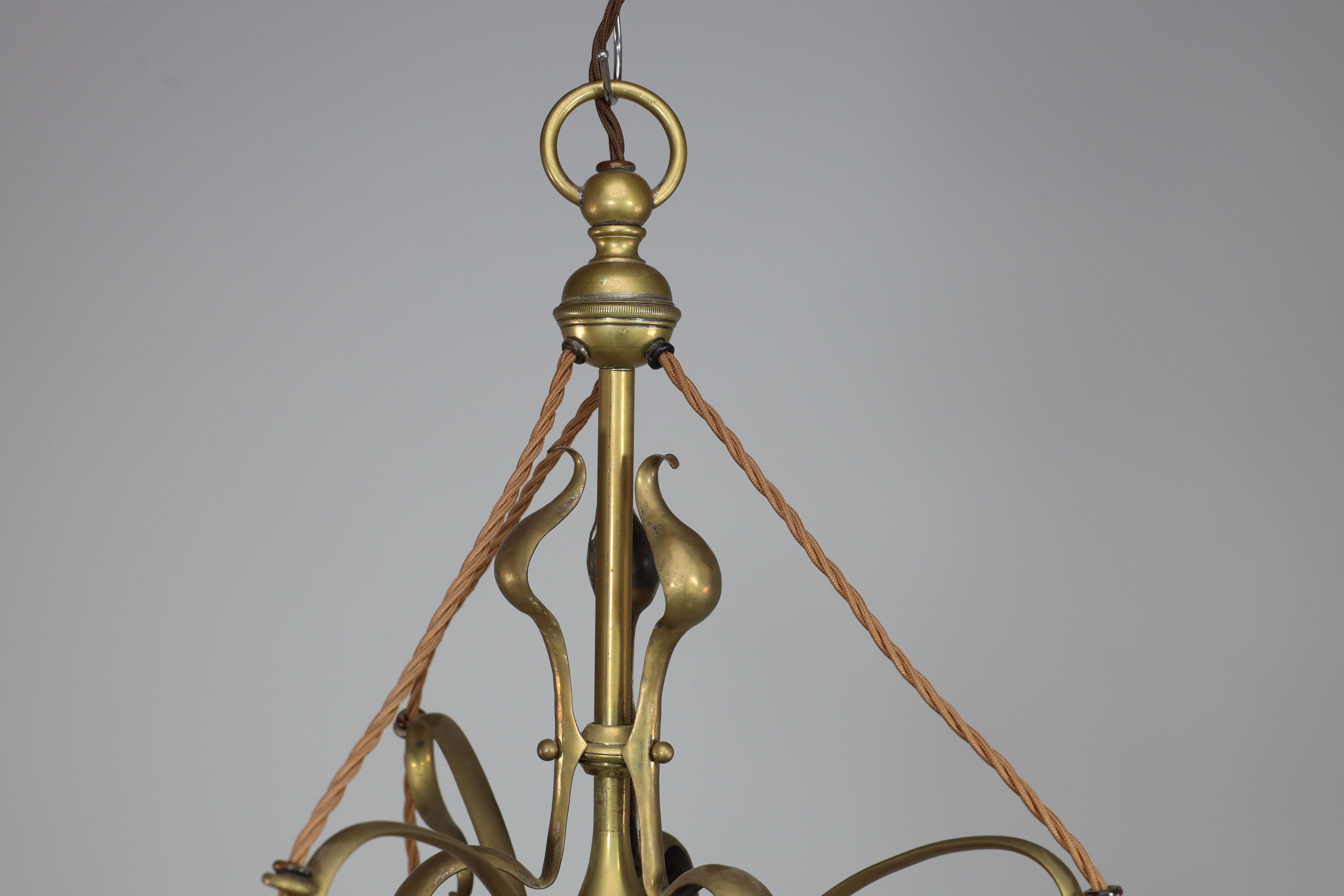 Plafoniera a tre bracci in ottone di Decorative Crafts con decorazioni floreali. Abbiamo una catena originale in ottone per appenderlo a qualsiasi altezza. Lunghezza dal soffitto 21