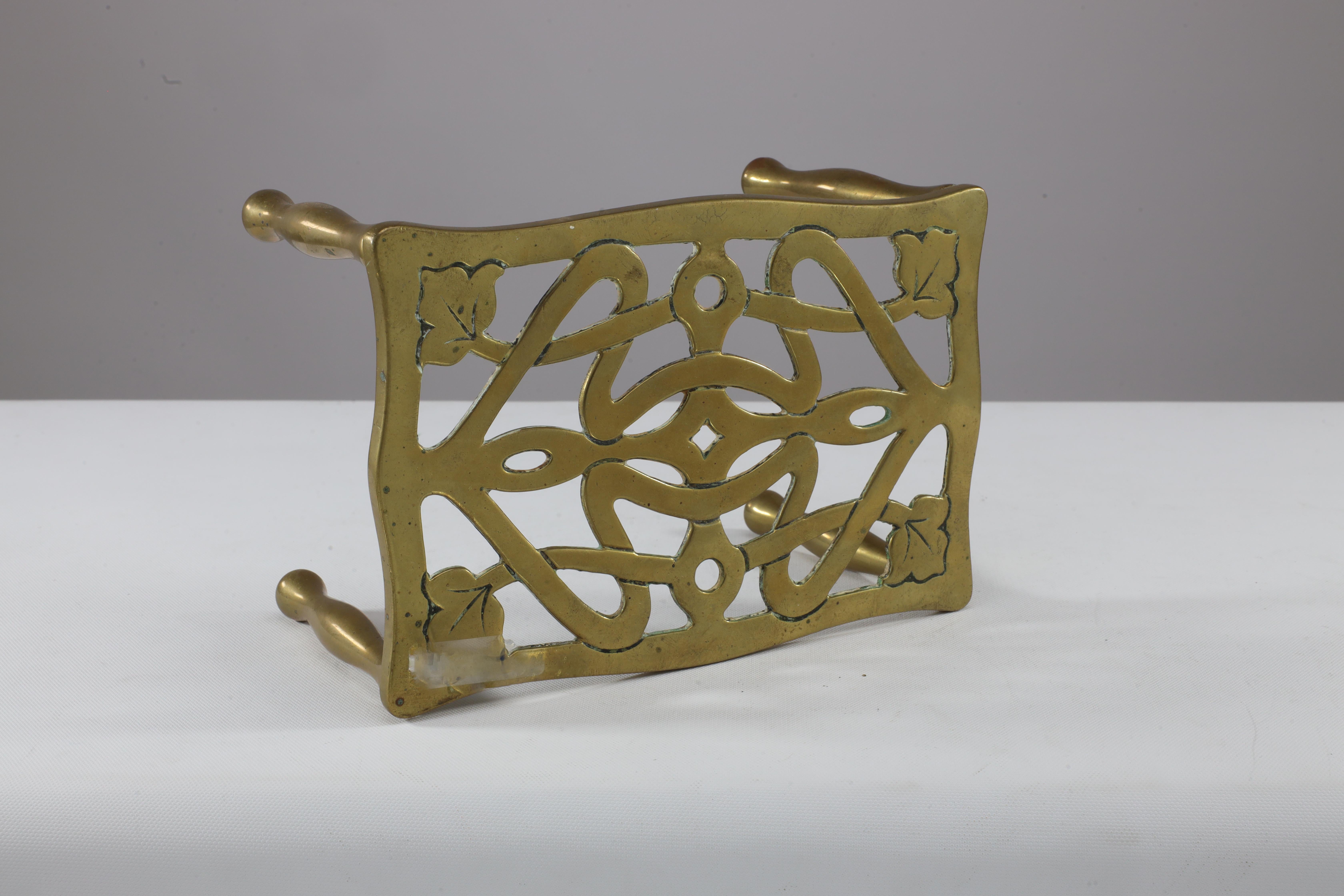 An Arts and Crafts brass trivet with pierced floral decoration to the top For Sale 4