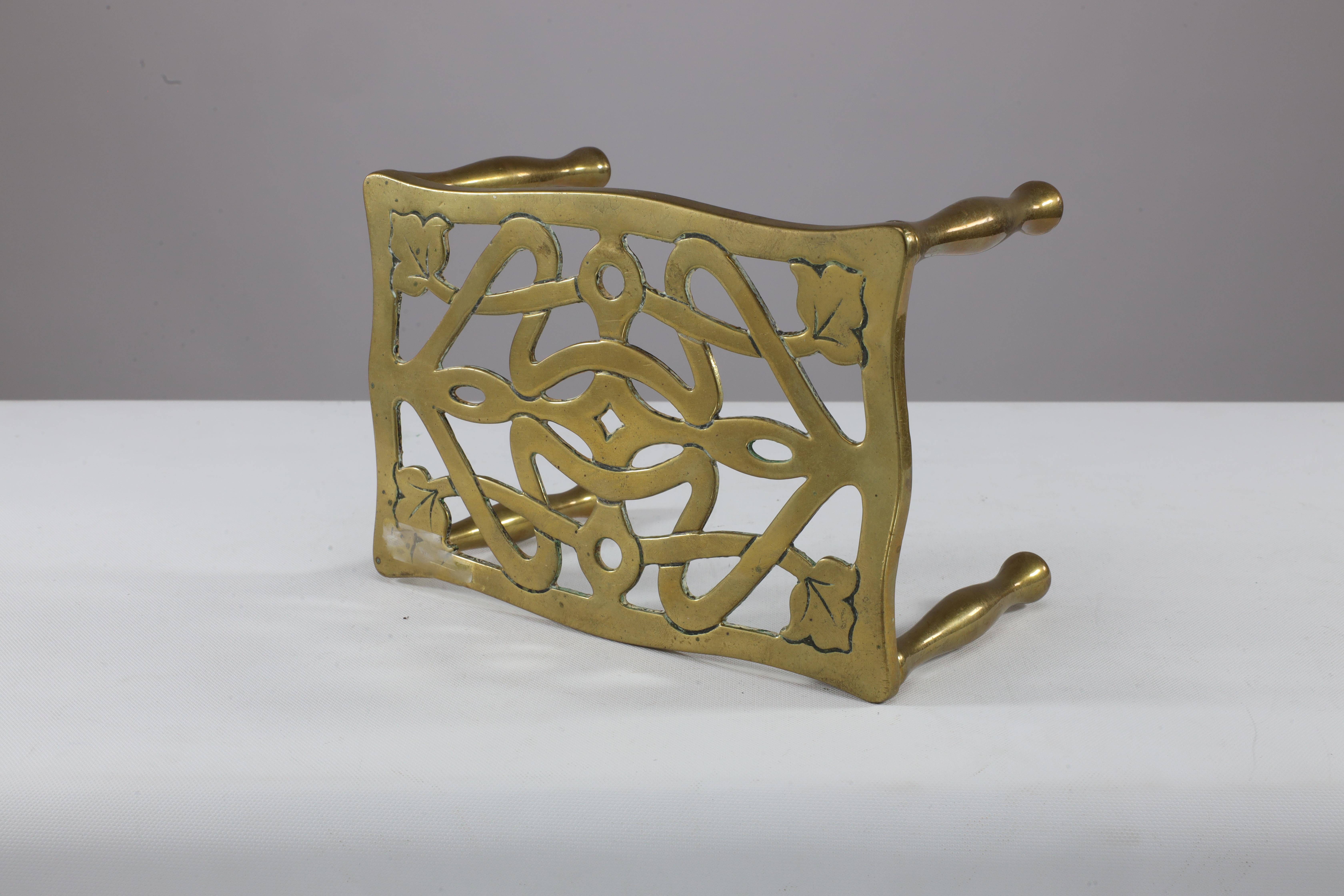An Arts and Crafts brass trivet with pierced floral decoration to the top For Sale 1