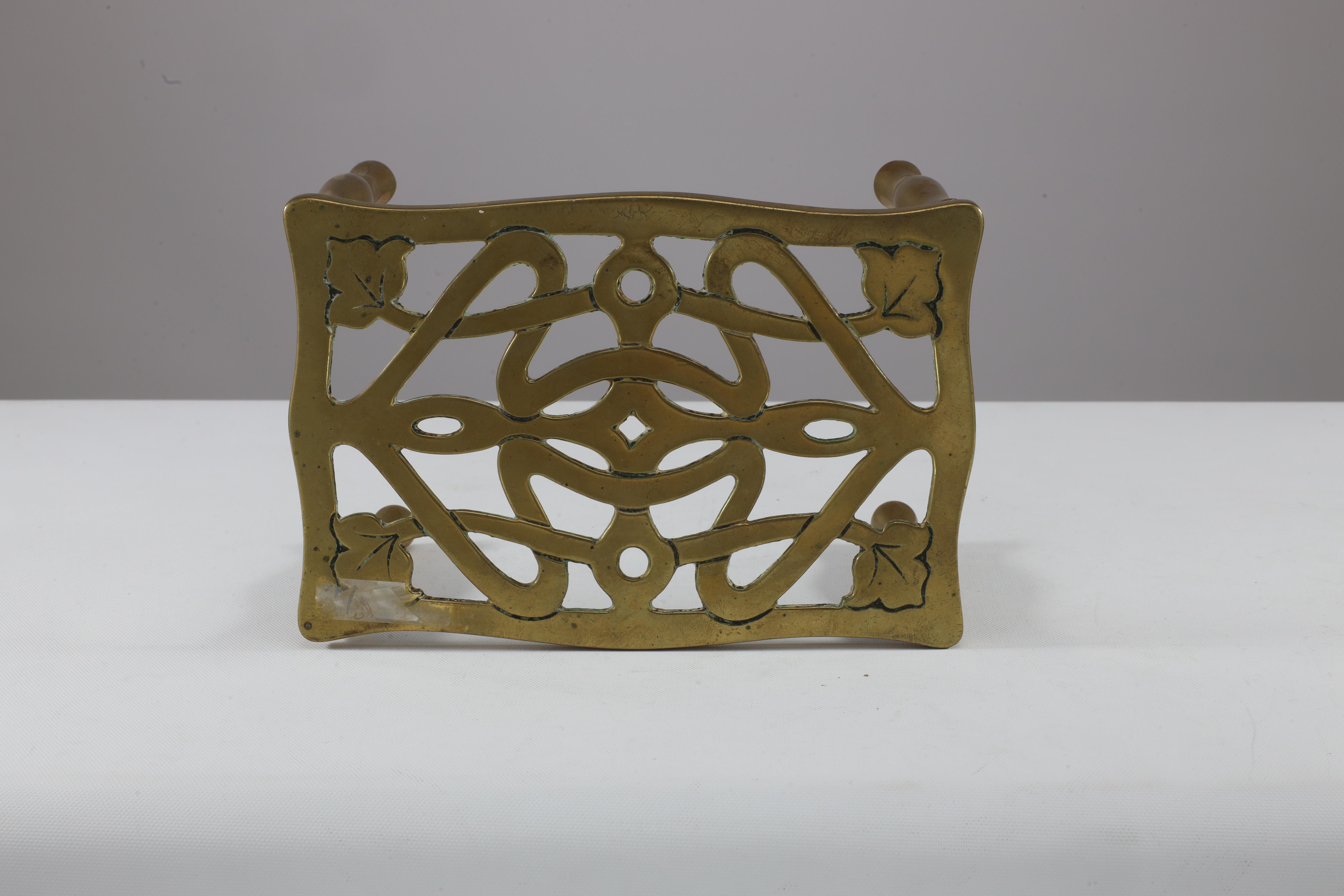 An Arts and Crafts brass trivet with pierced floral decoration to the top For Sale 2