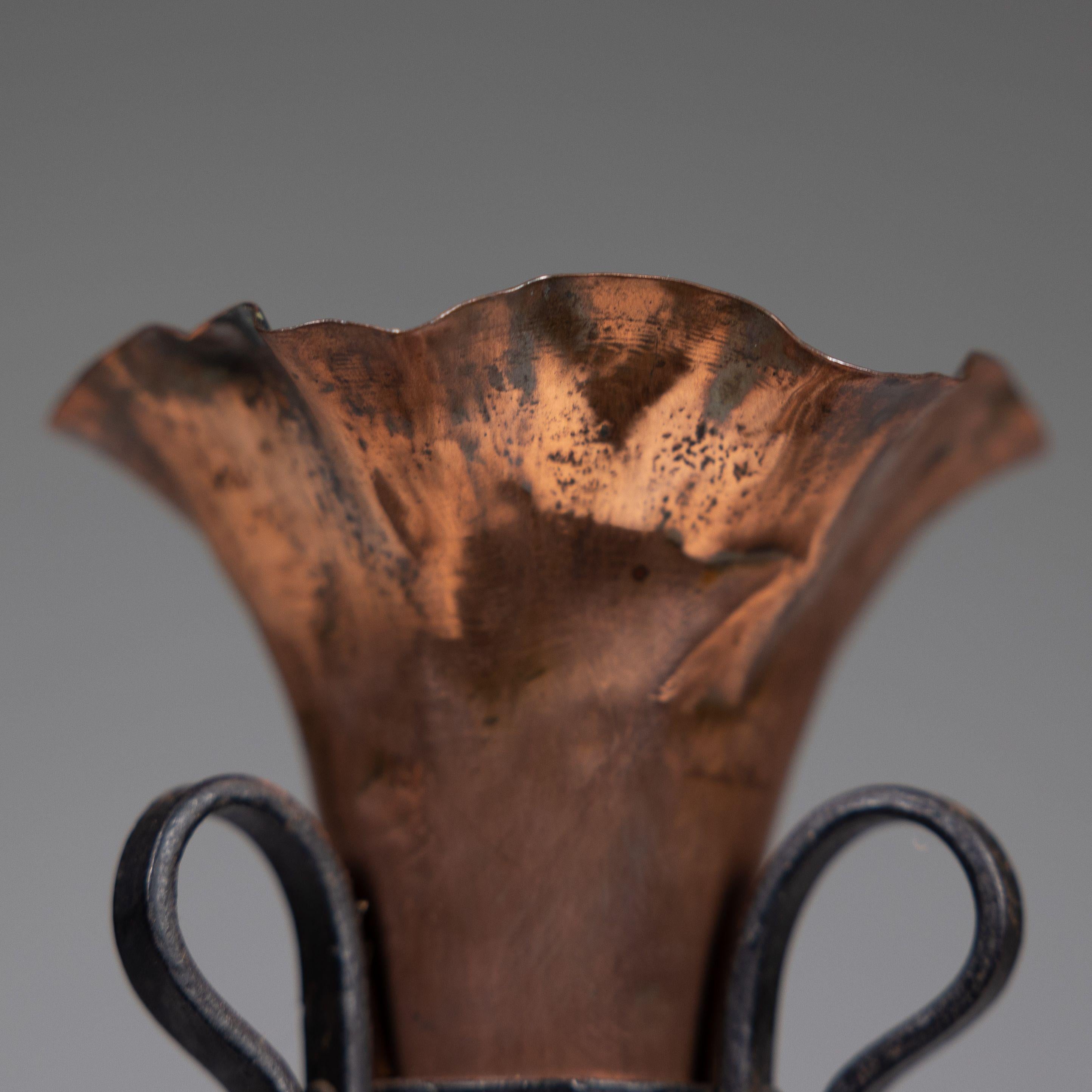 Un vaso da fiori in rame e ferro battuto a mano di Arts and Crafts in vendita 4