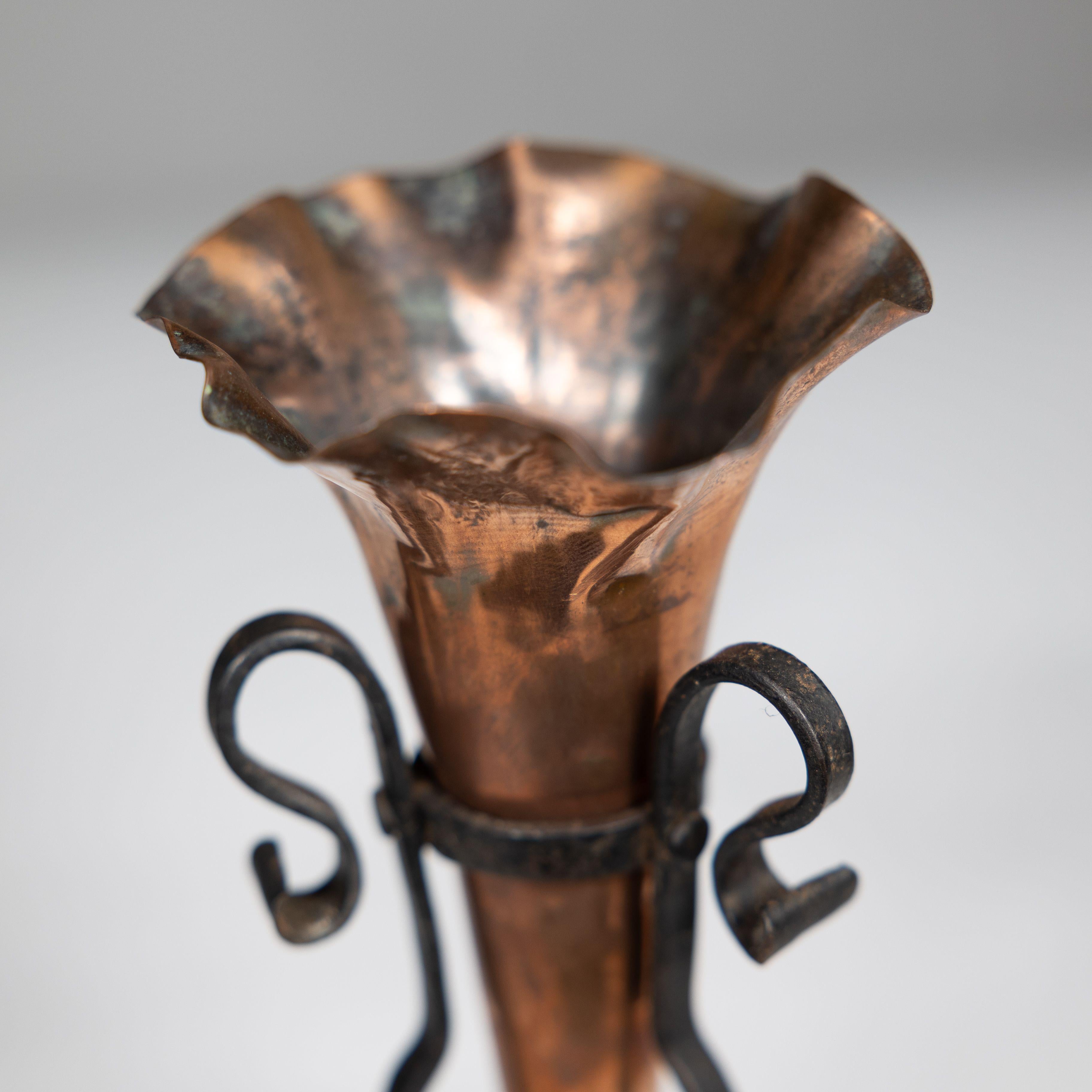 Un vaso da fiori in rame e ferro battuto a mano di Arts and Crafts in vendita 5