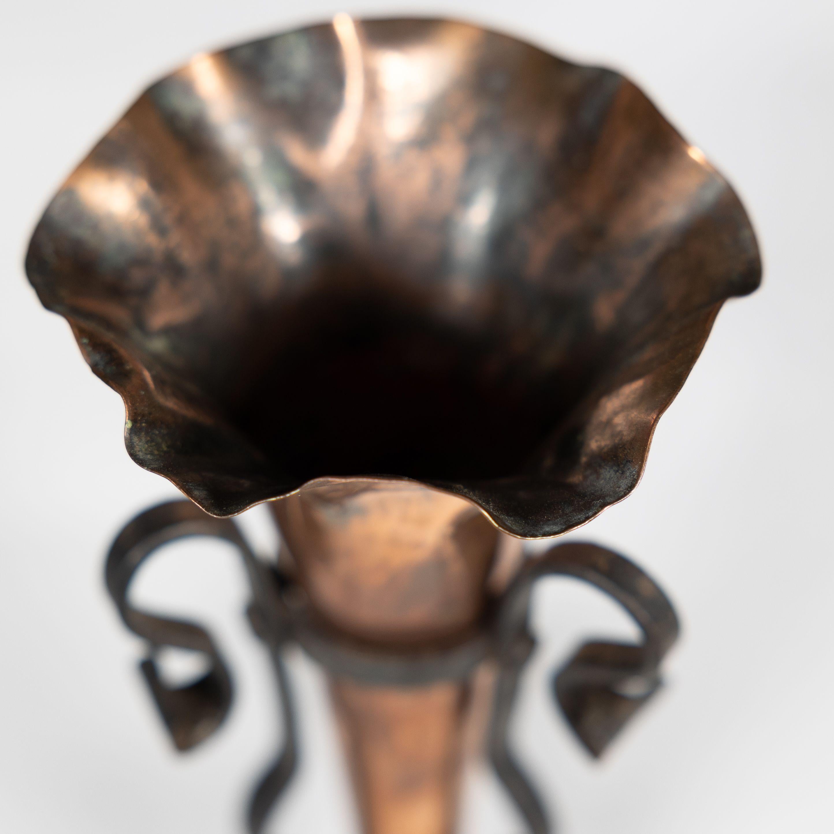 Un vaso da fiori in rame e ferro battuto a mano di Arts and Crafts in vendita 1