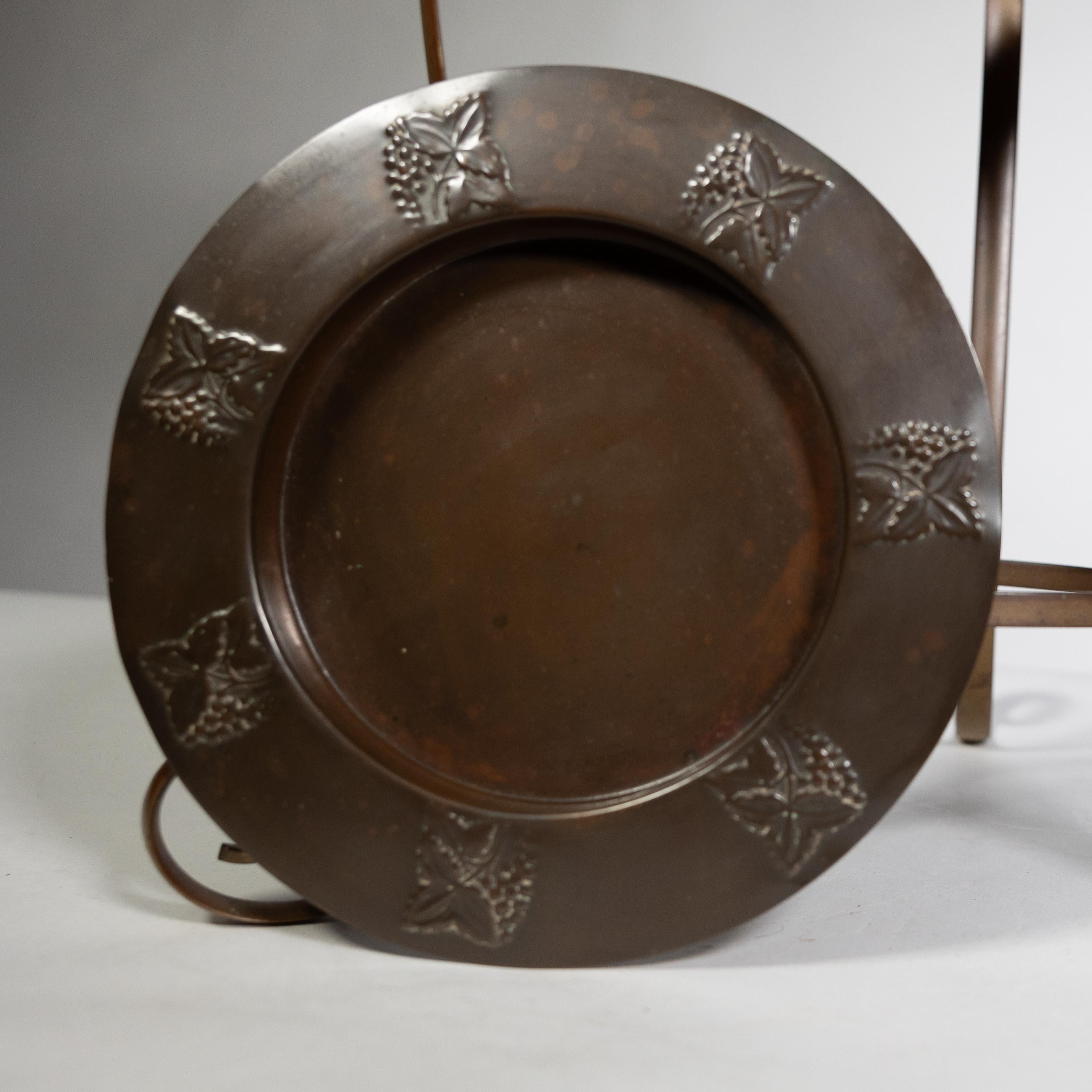 Stand à gâteaux en cuivre de style Craft et trois assiettes en cuivre assorties en vente 4