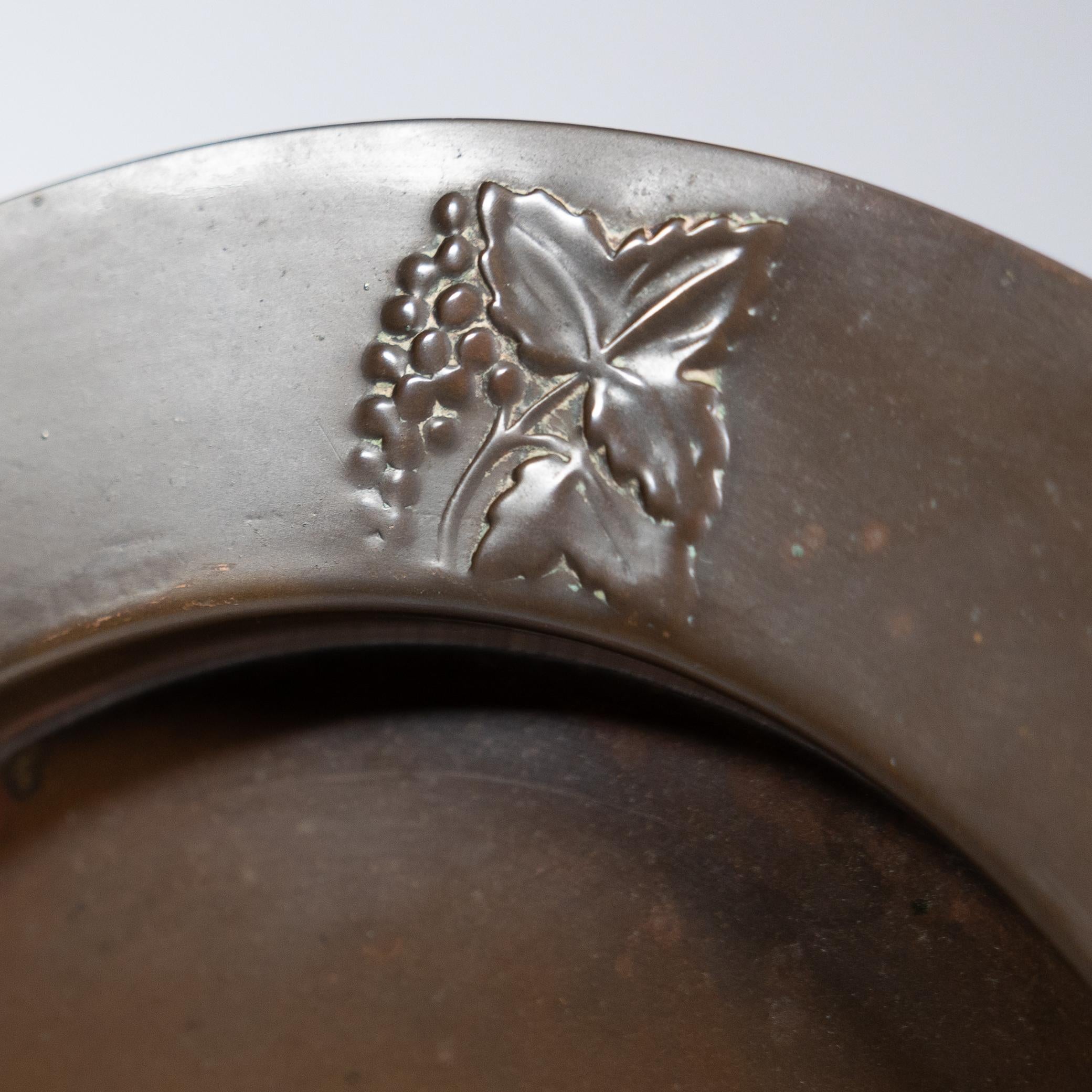 Stand à gâteaux en cuivre de style Craft et trois assiettes en cuivre assorties en vente 5