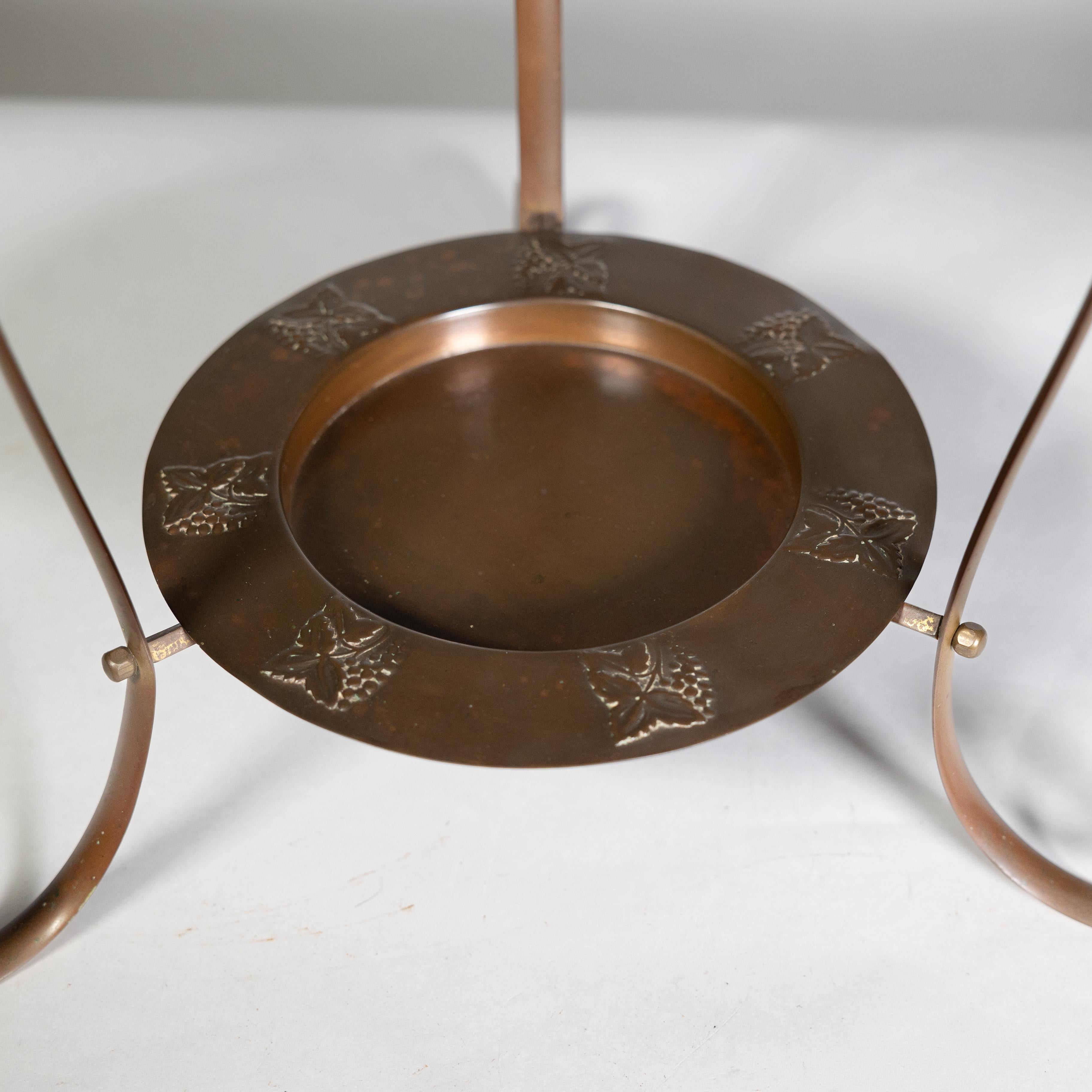 Stand à gâteaux en cuivre de style Craft et trois assiettes en cuivre assorties en vente 6