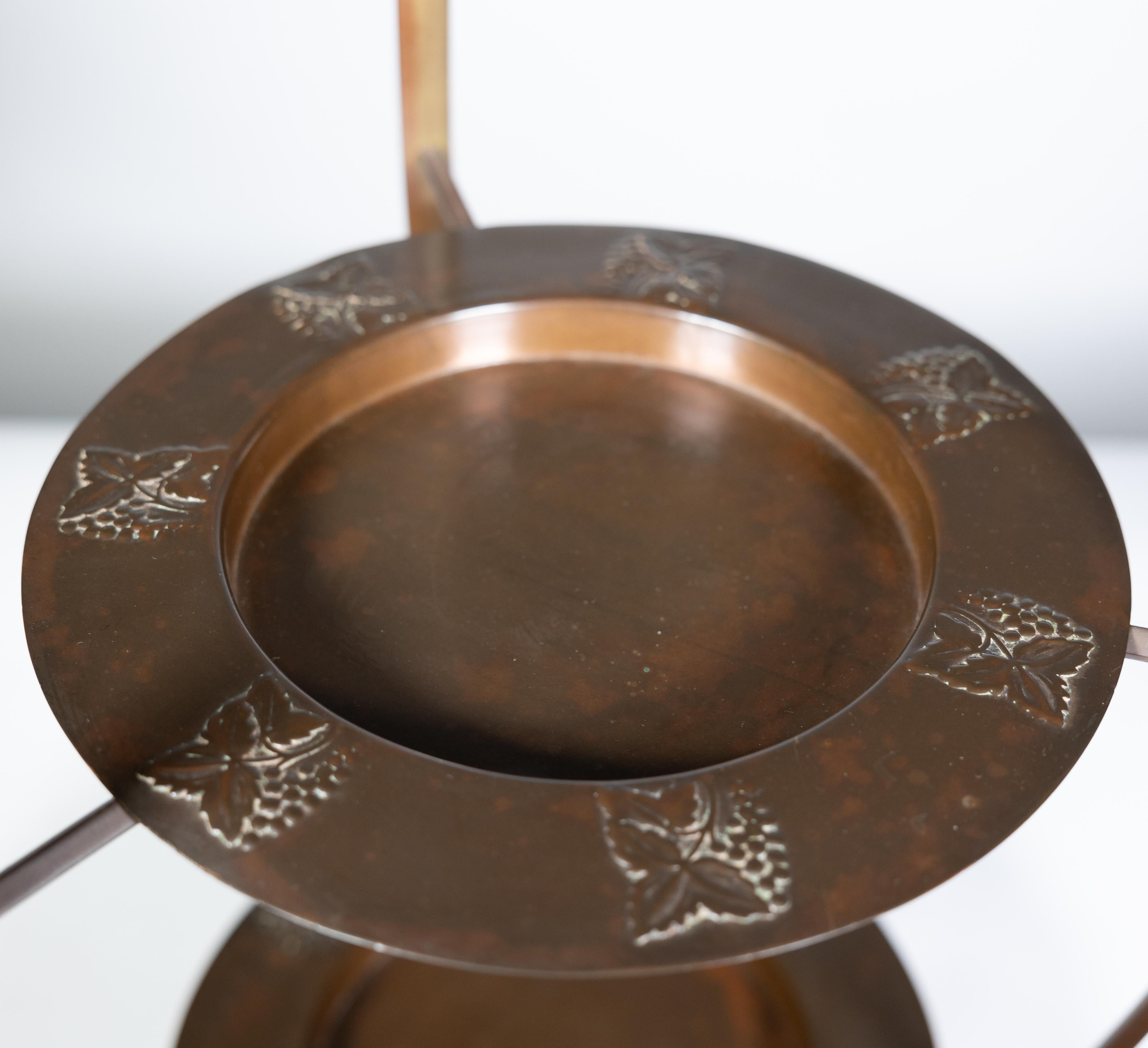 Stand à gâteaux en cuivre de style Craft et trois assiettes en cuivre assorties en vente 8