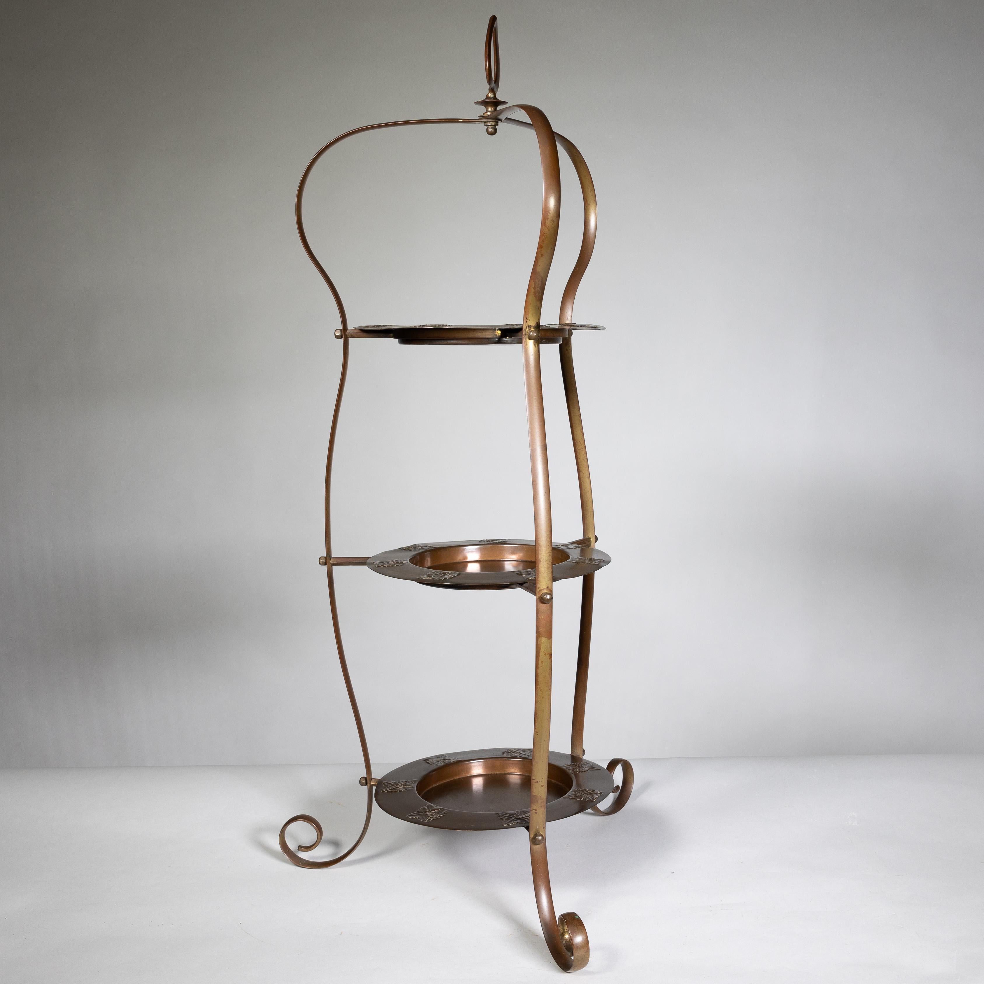 Anglais Stand à gâteaux en cuivre de style Craft et trois assiettes en cuivre assorties en vente