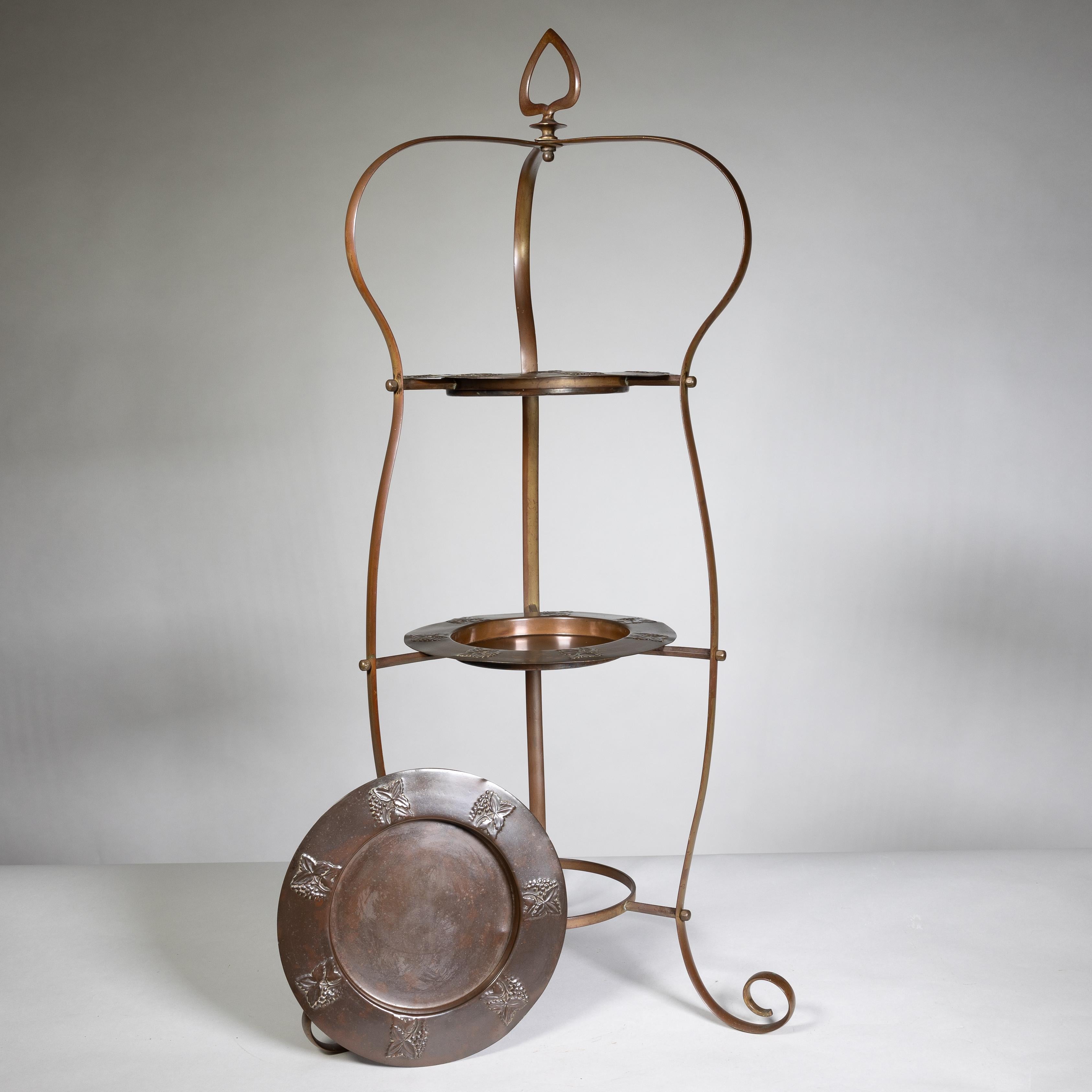 Stand à gâteaux en cuivre de style Craft et trois assiettes en cuivre assorties Bon état - En vente à London, GB