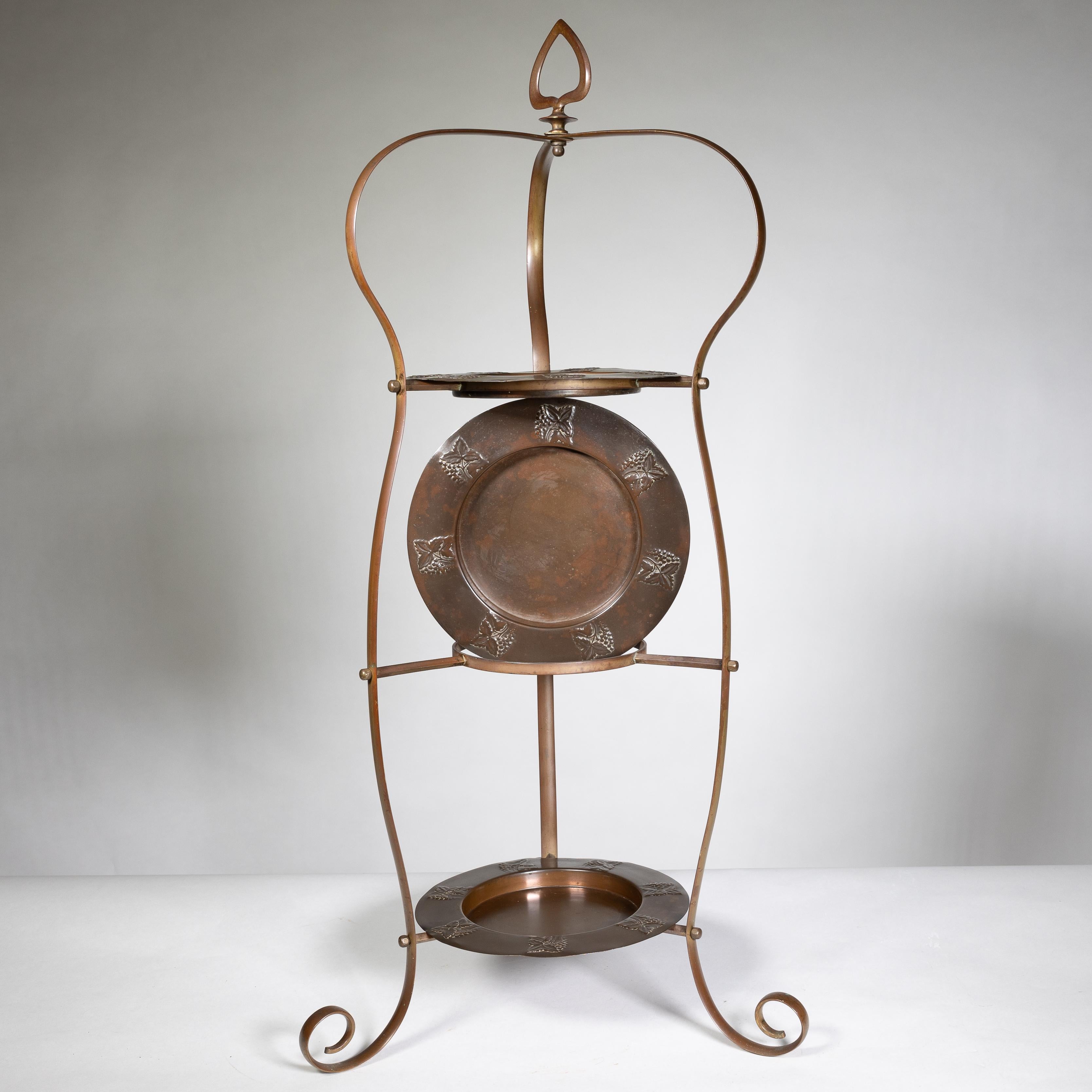 Début du 20ème siècle Stand à gâteaux en cuivre de style Craft et trois assiettes en cuivre assorties en vente