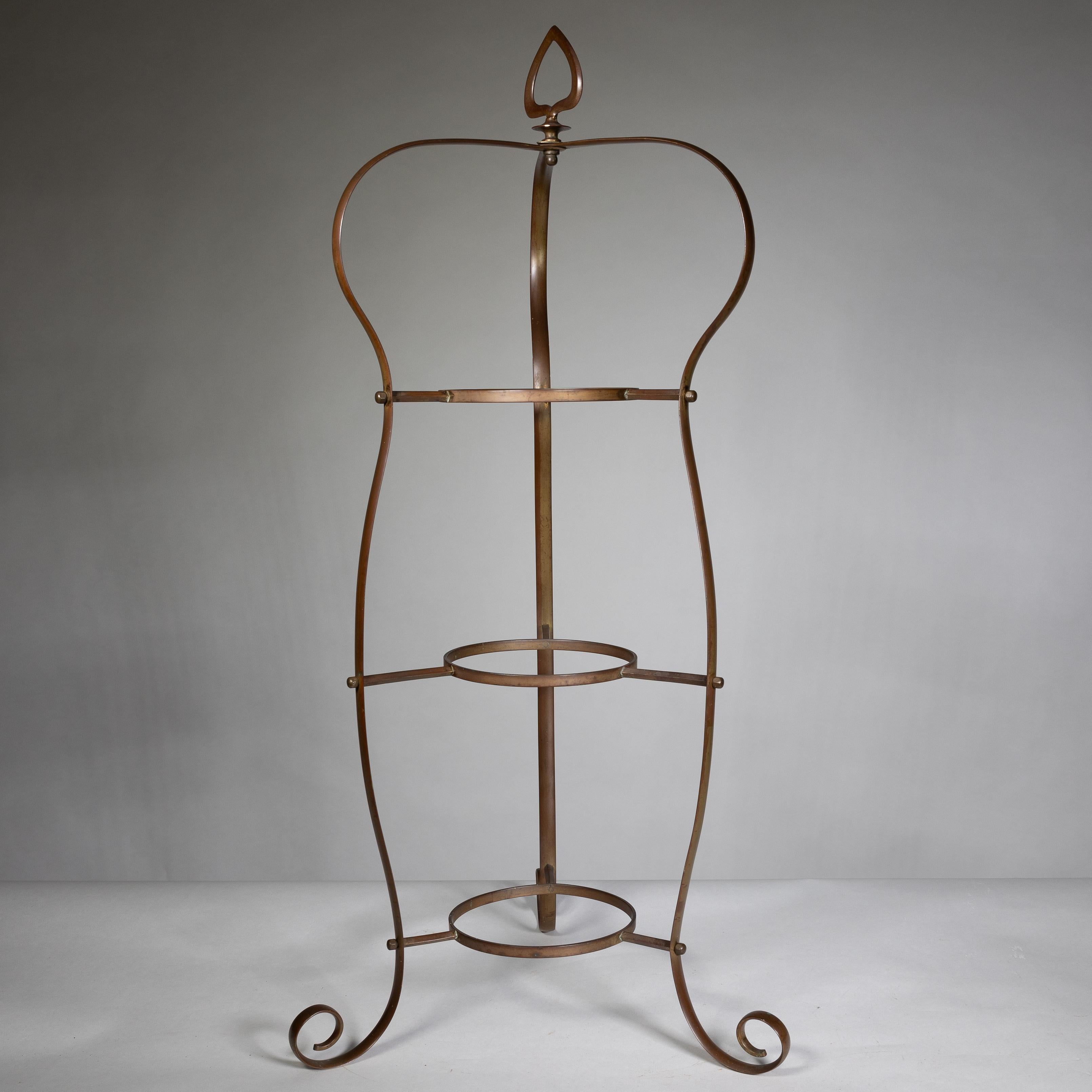 Cuivre Stand à gâteaux en cuivre de style Craft et trois assiettes en cuivre assorties en vente
