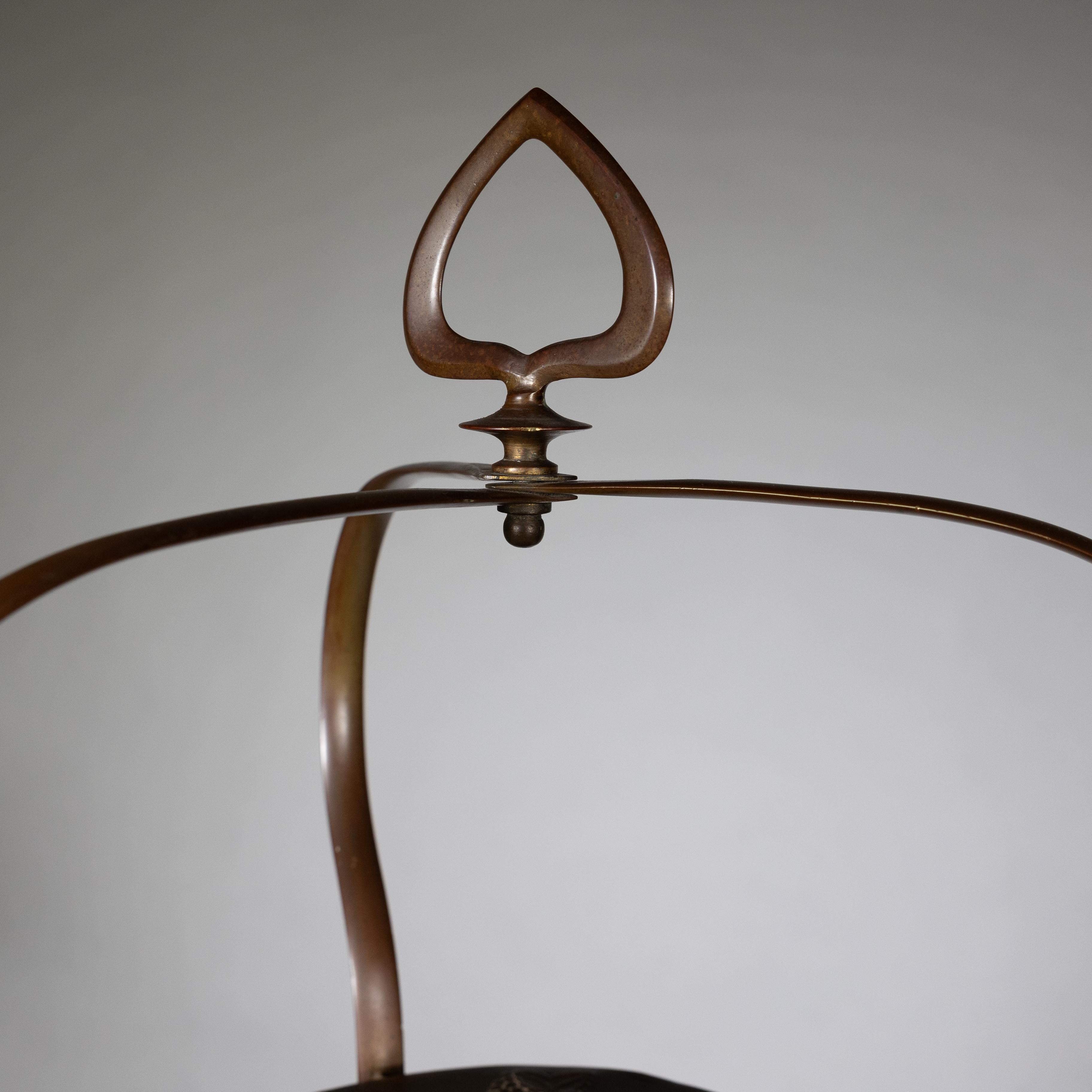 Stand à gâteaux en cuivre de style Craft et trois assiettes en cuivre assorties en vente 1