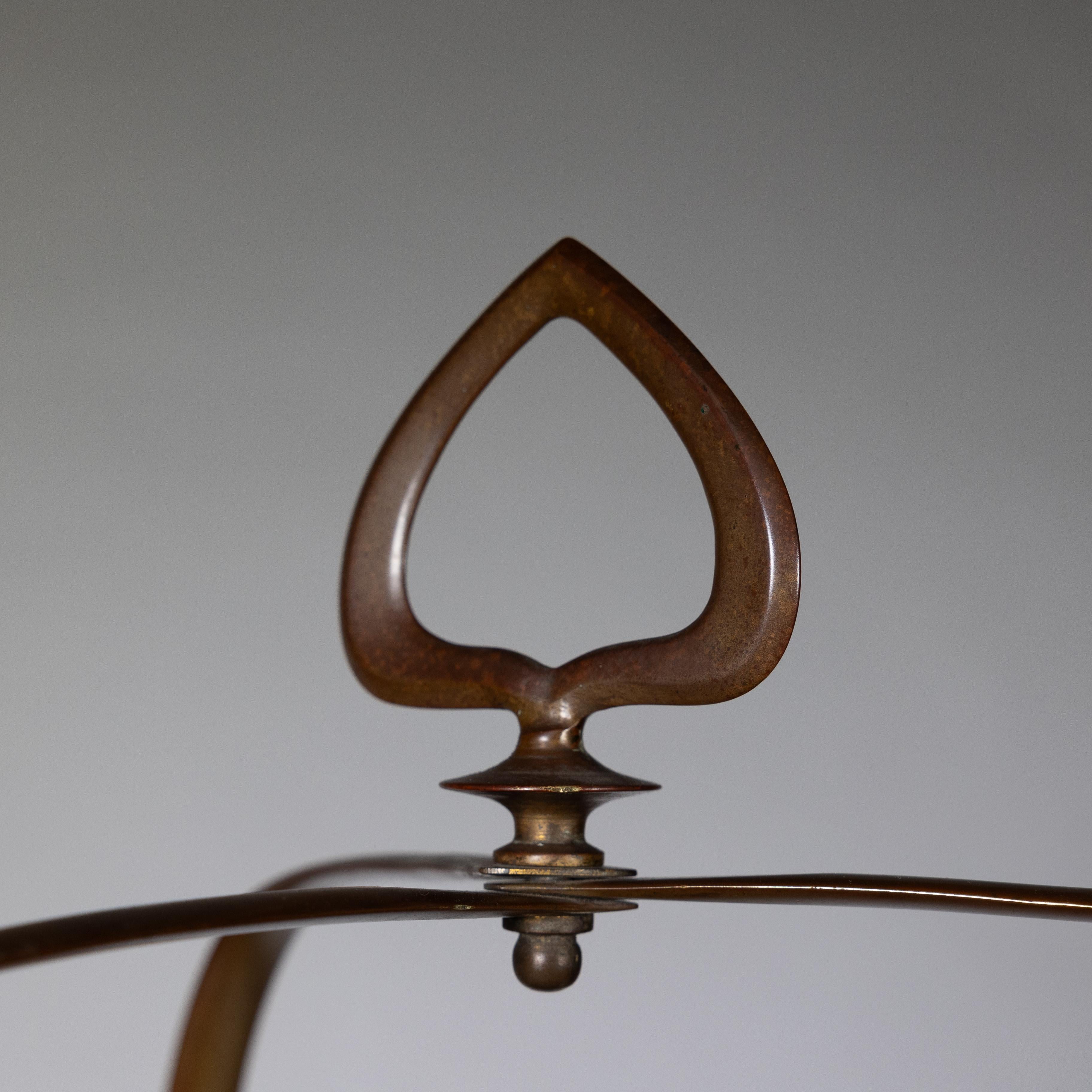 Stand à gâteaux en cuivre de style Craft et trois assiettes en cuivre assorties en vente 2