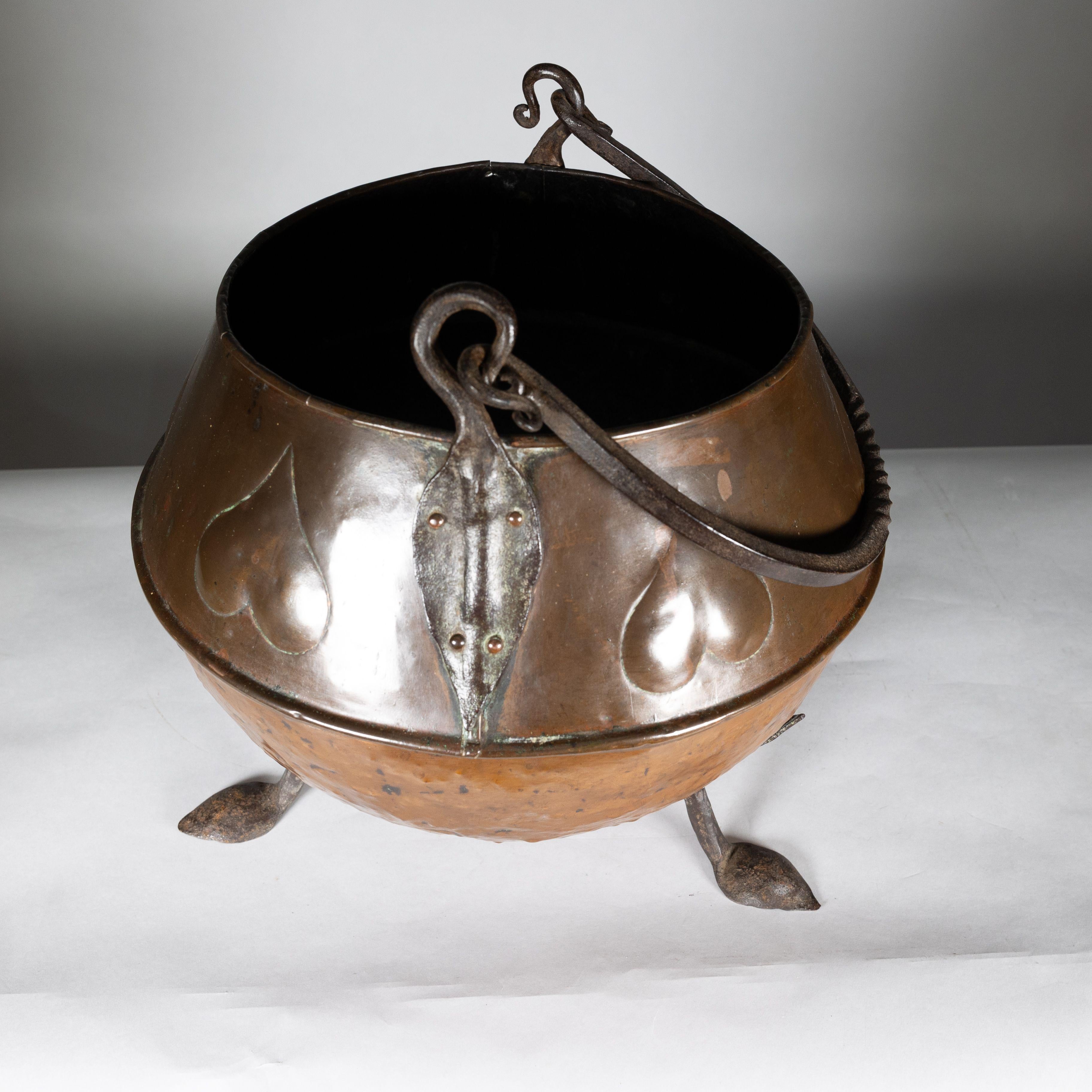 Secchio per carbone in rame di Decorative Crafts con decorazione a cuore stilizzato in vendita 3