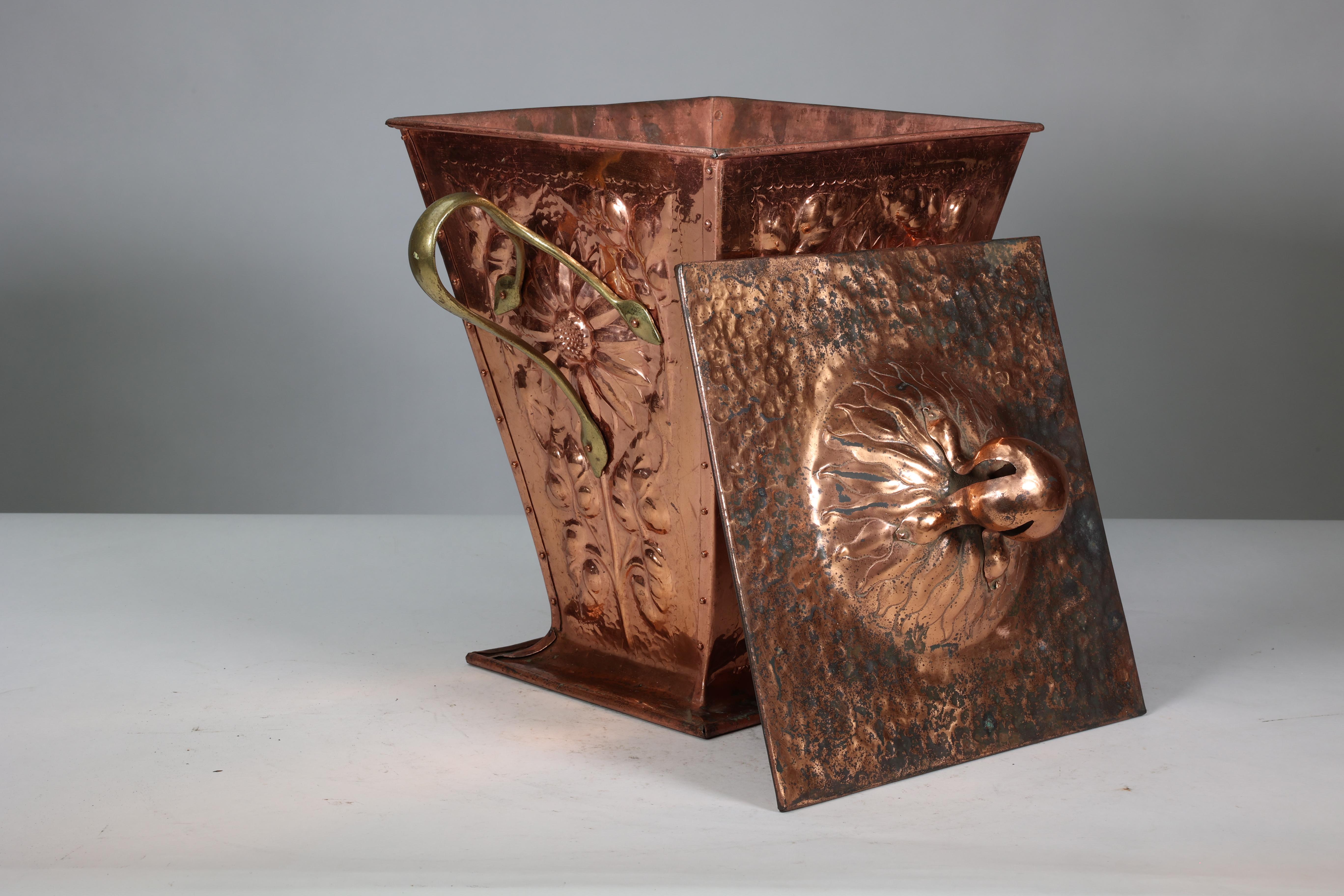 Ein Arts and Crafts-Kupferkübel und Deckel aus Kupfer mit Sonnenblumendekoration. im Angebot 5