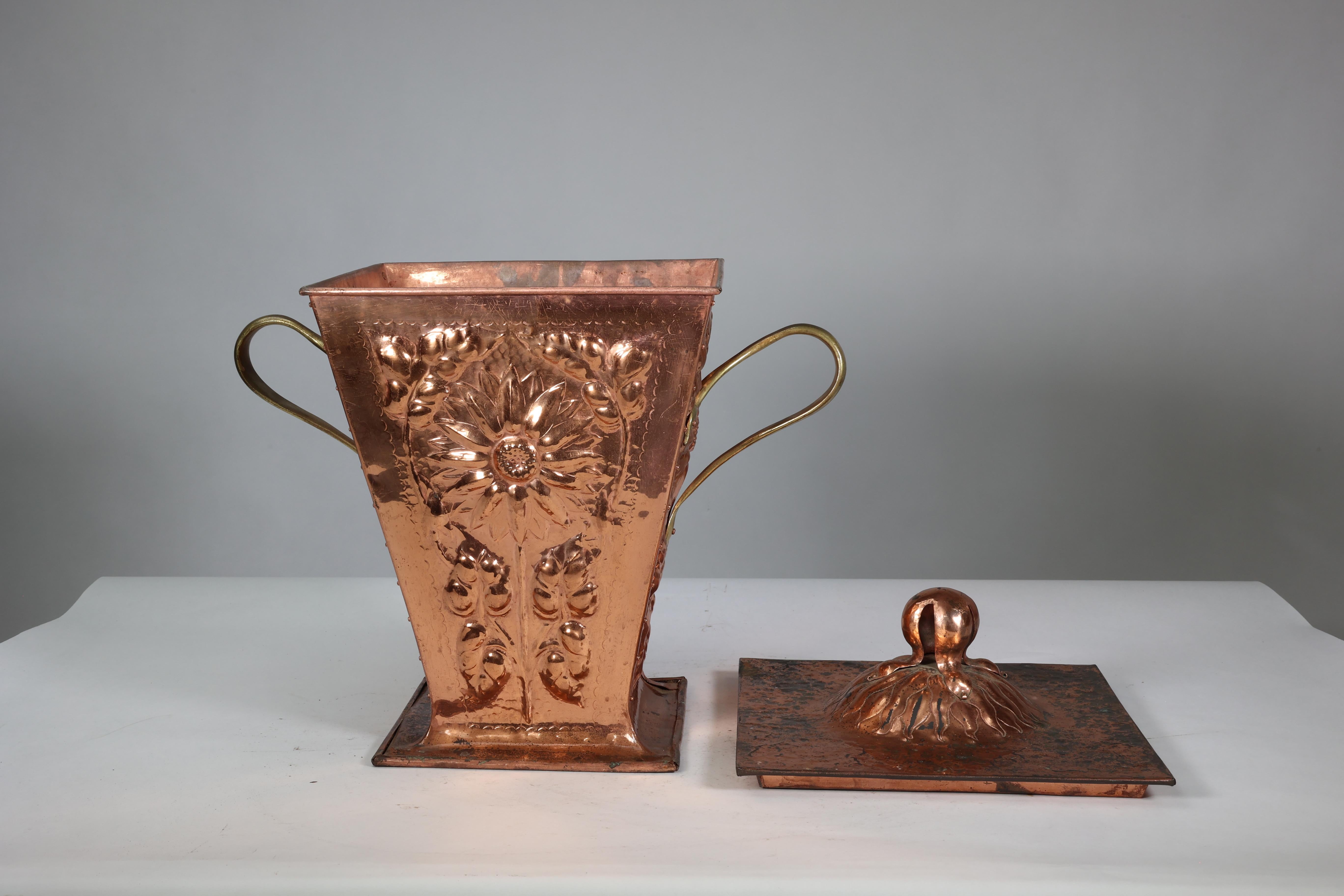 Ein Arts and Crafts-Kupferkübel und Deckel aus Kupfer mit Sonnenblumendekoration. im Angebot 6