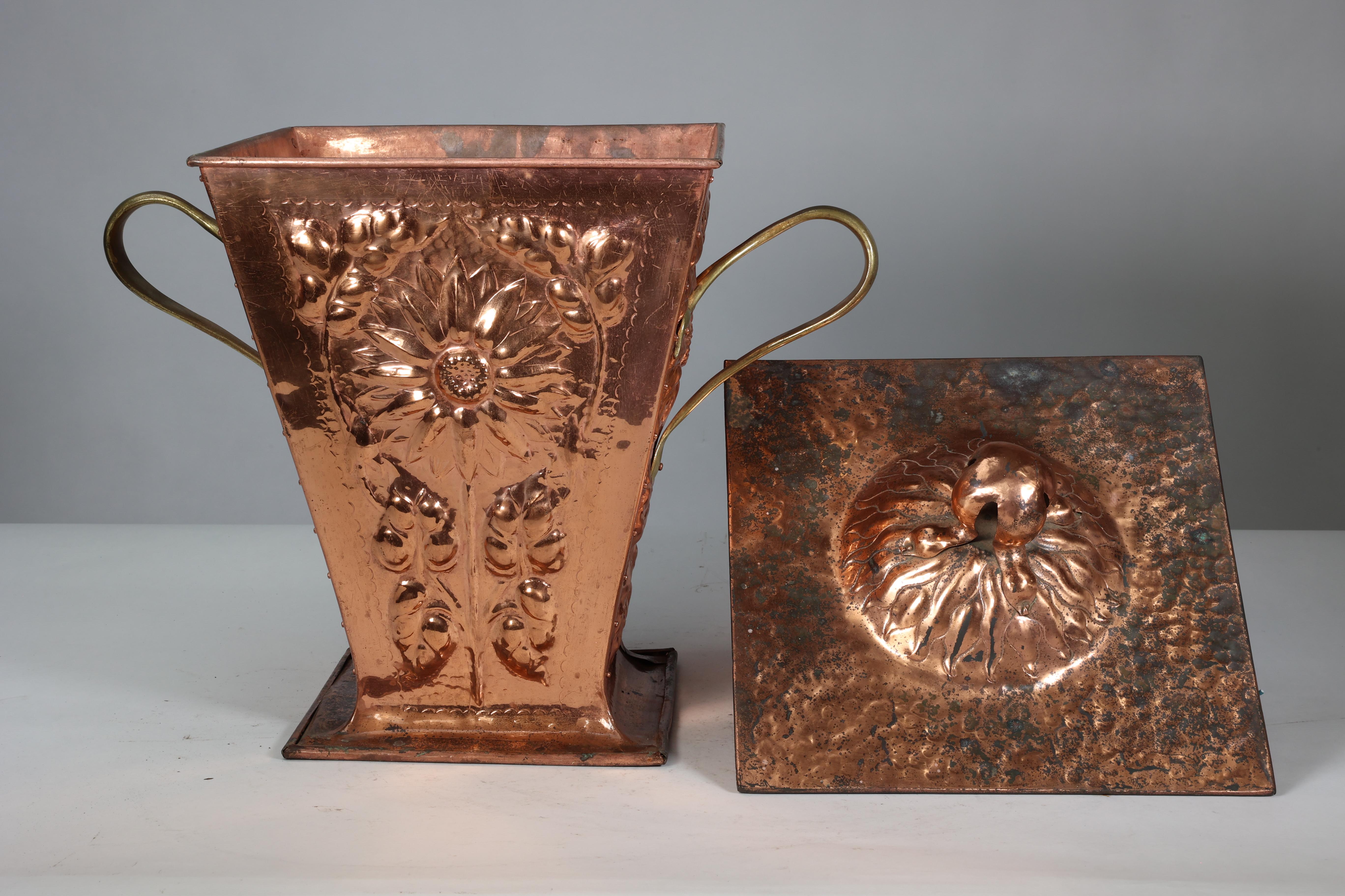 Ein Arts and Crafts-Kupferkübel und Deckel aus Kupfer mit Sonnenblumendekoration. im Angebot 7
