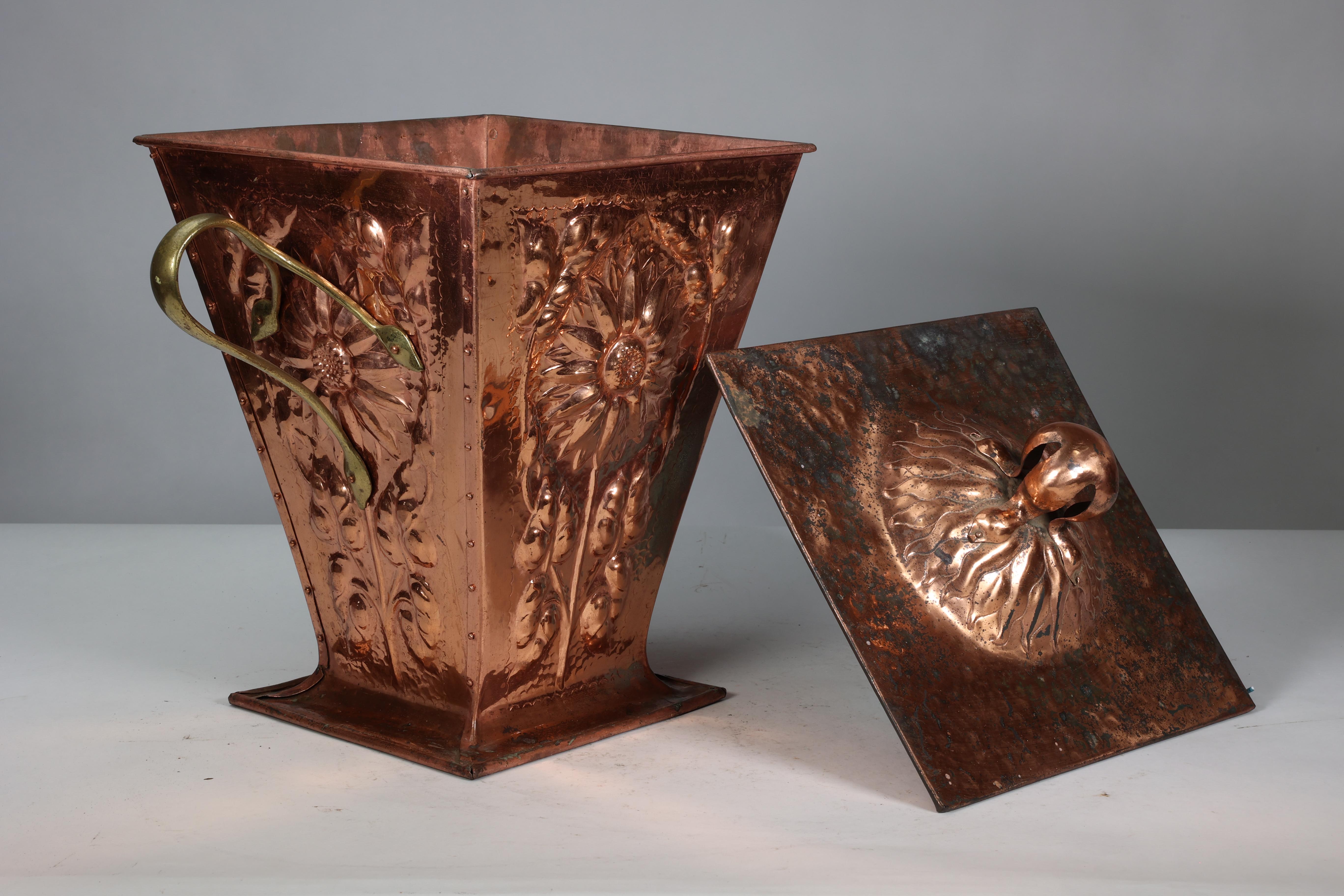 Ein Arts and Crafts-Kupferkübel und Deckel aus Kupfer mit Sonnenblumendekoration. im Angebot 8