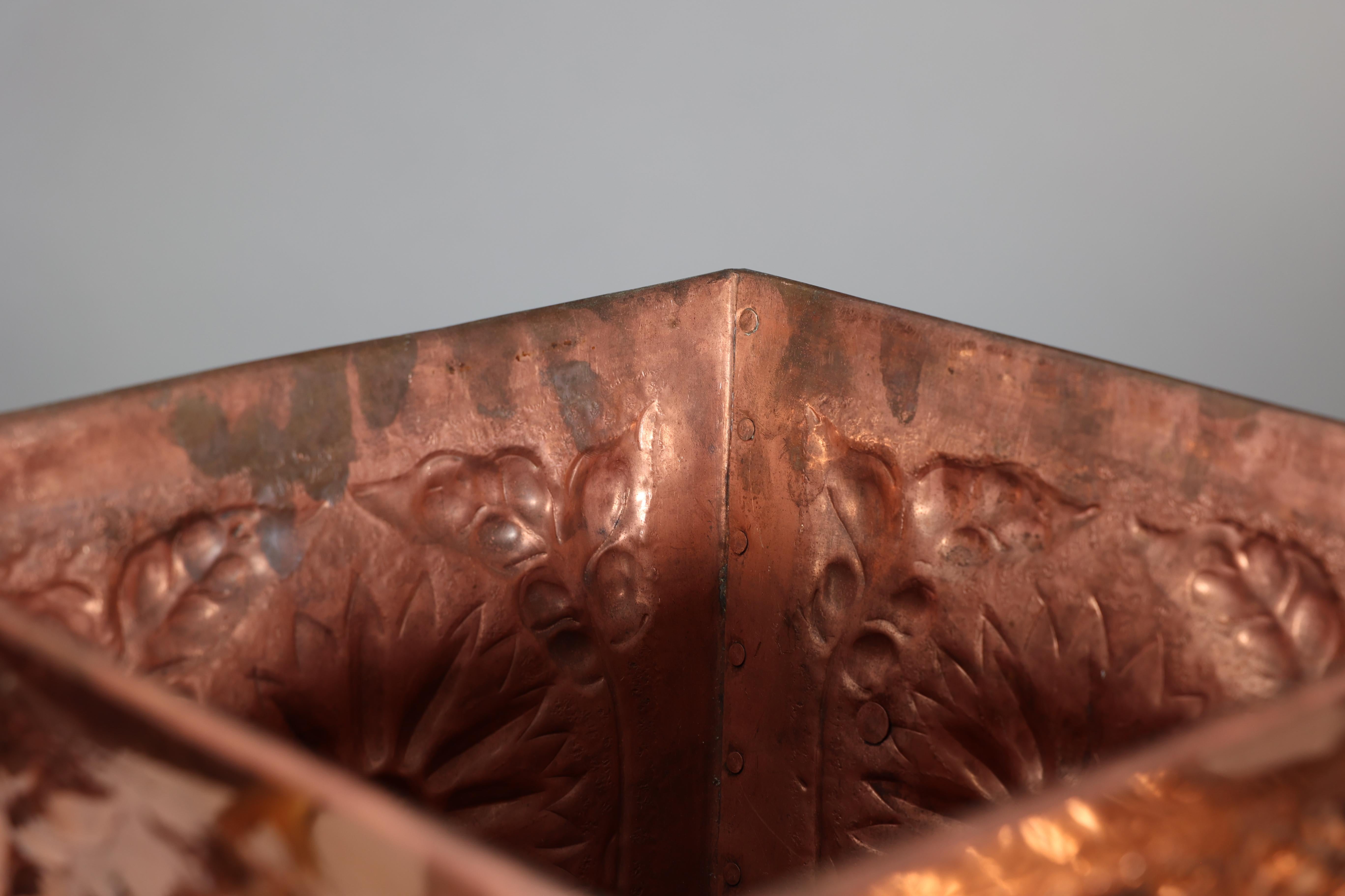 Ein Arts and Crafts-Kupferkübel und Deckel aus Kupfer mit Sonnenblumendekoration. im Angebot 9