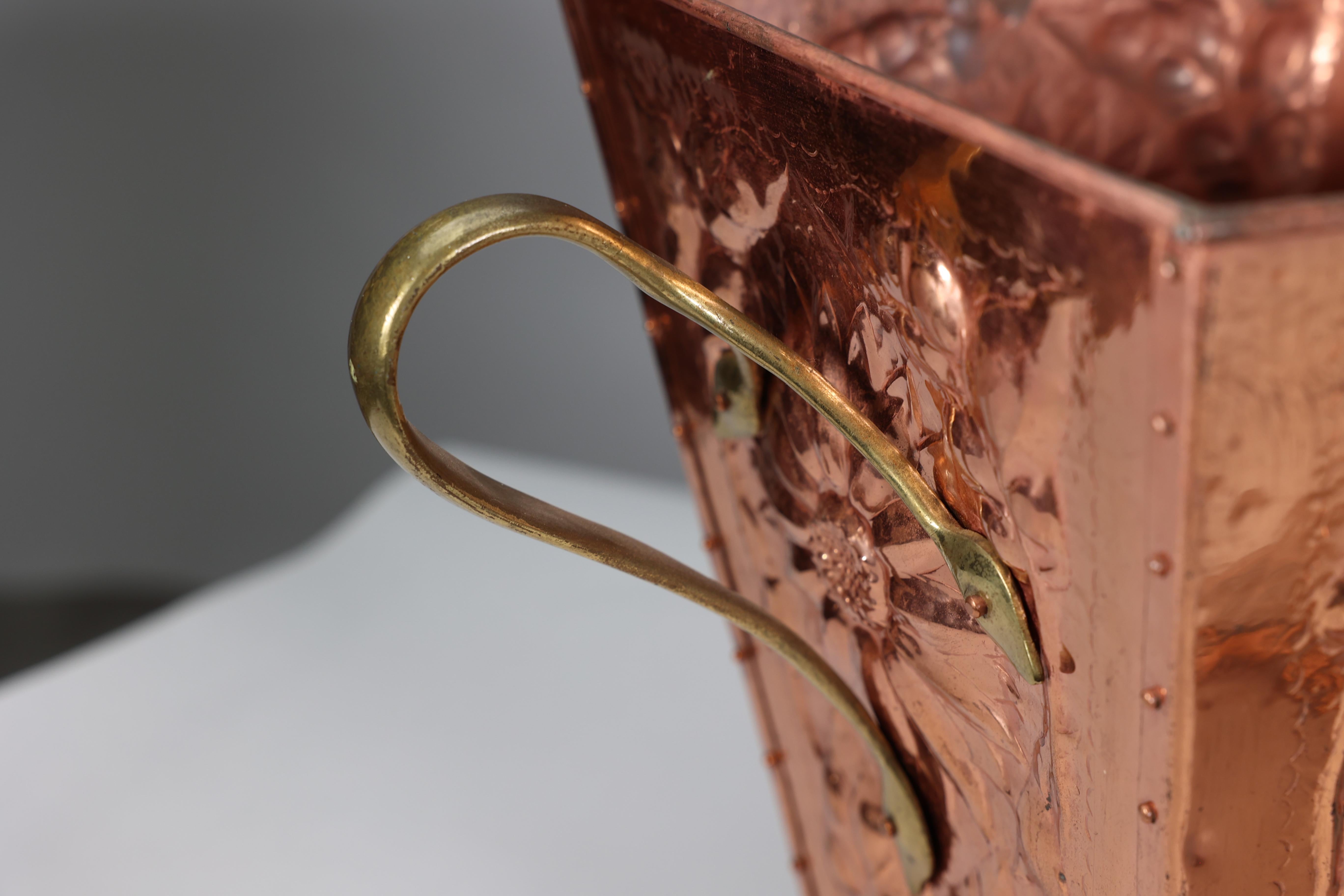 Ein Arts and Crafts-Kupferkübel und Deckel aus Kupfer mit Sonnenblumendekoration. im Angebot 10