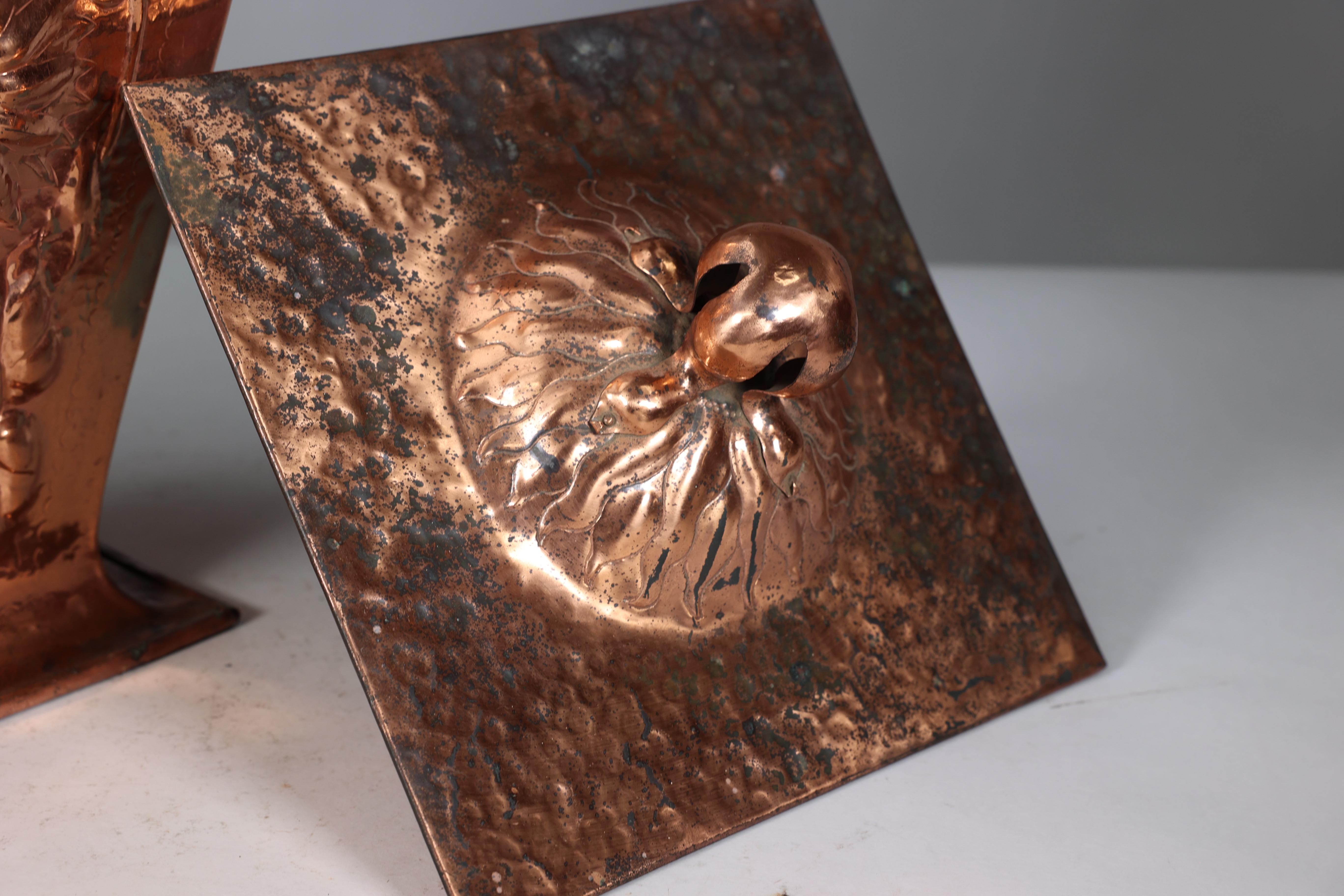 Ein Arts and Crafts-Kupferkübel und Deckel aus Kupfer mit Sonnenblumendekoration. im Angebot 11