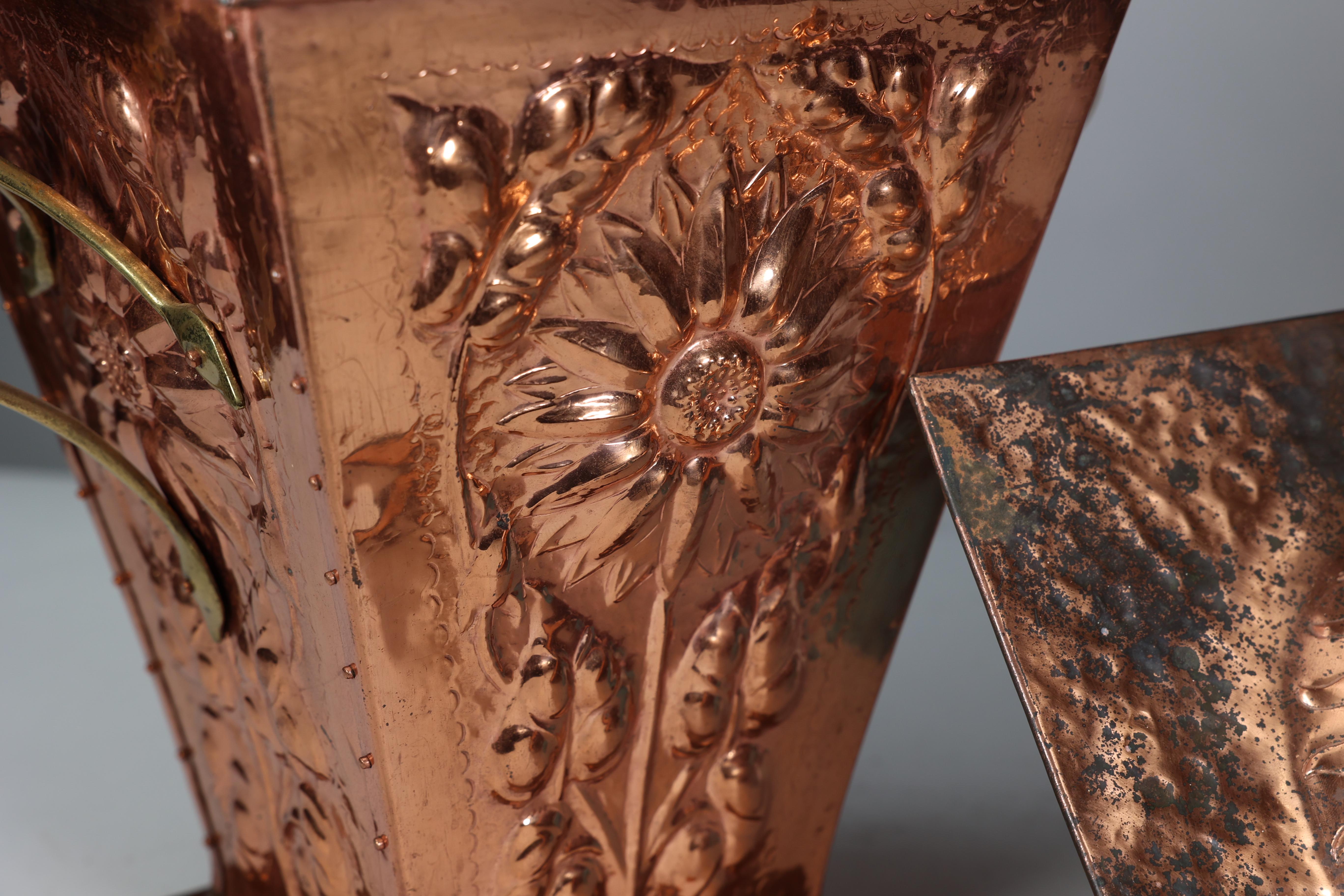 Ein Arts and Crafts-Kupferkübel und Deckel aus Kupfer mit Sonnenblumendekoration. im Angebot 12