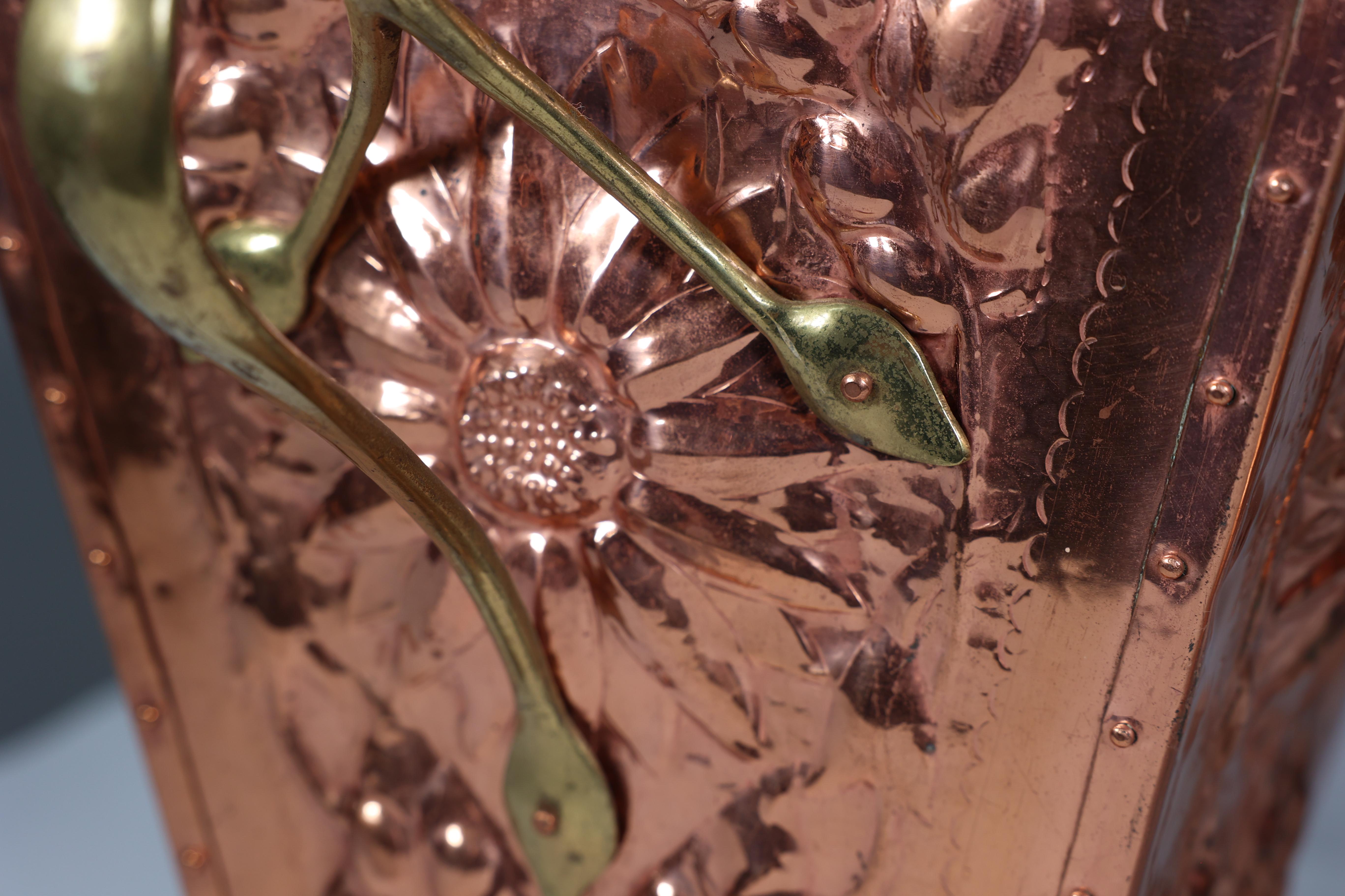 Ein Arts and Crafts-Kupferkübel und Deckel aus Kupfer mit Sonnenblumendekoration. im Angebot 13
