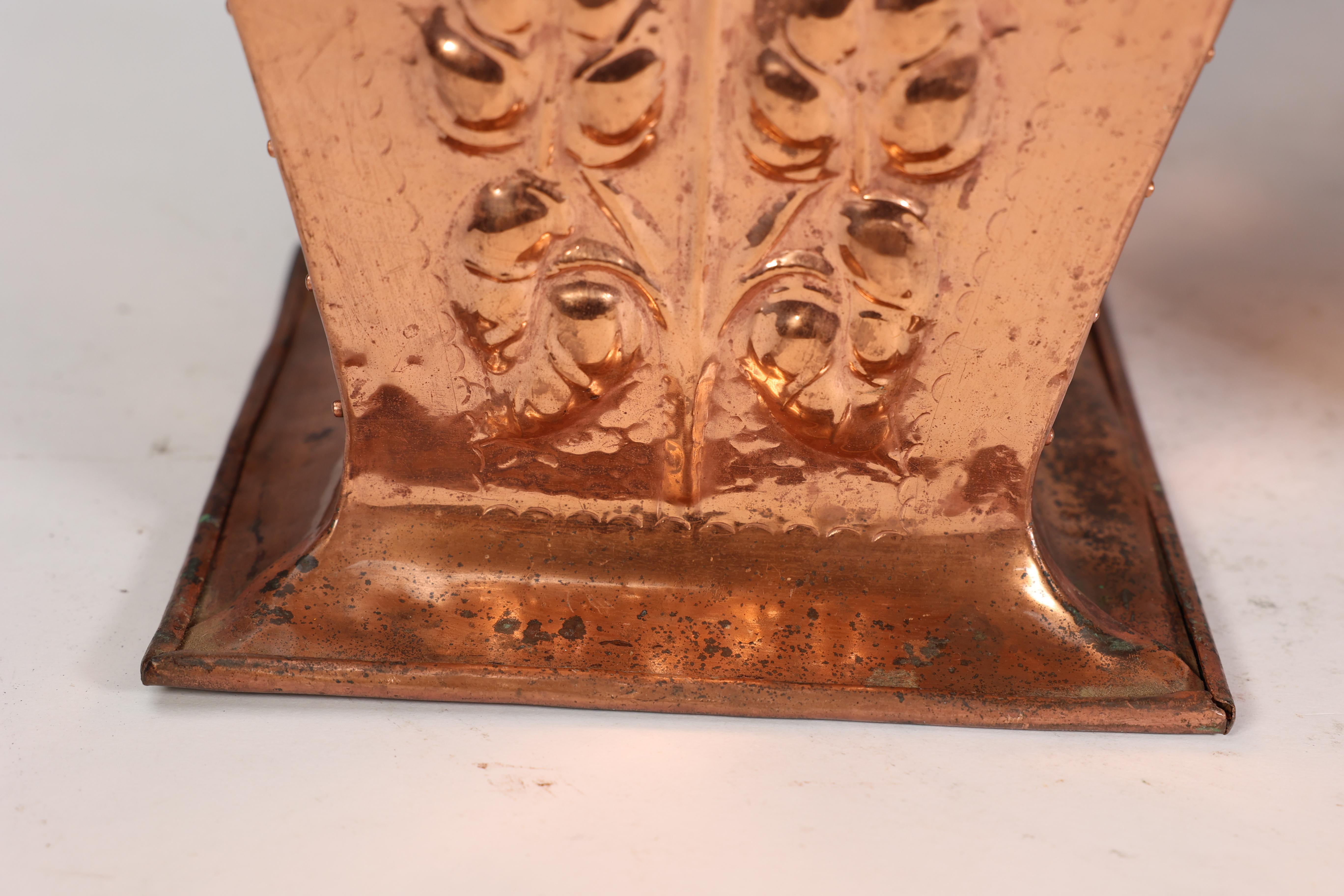 Ein Arts and Crafts-Kupferkübel und Deckel aus Kupfer mit Sonnenblumendekoration. im Angebot 14