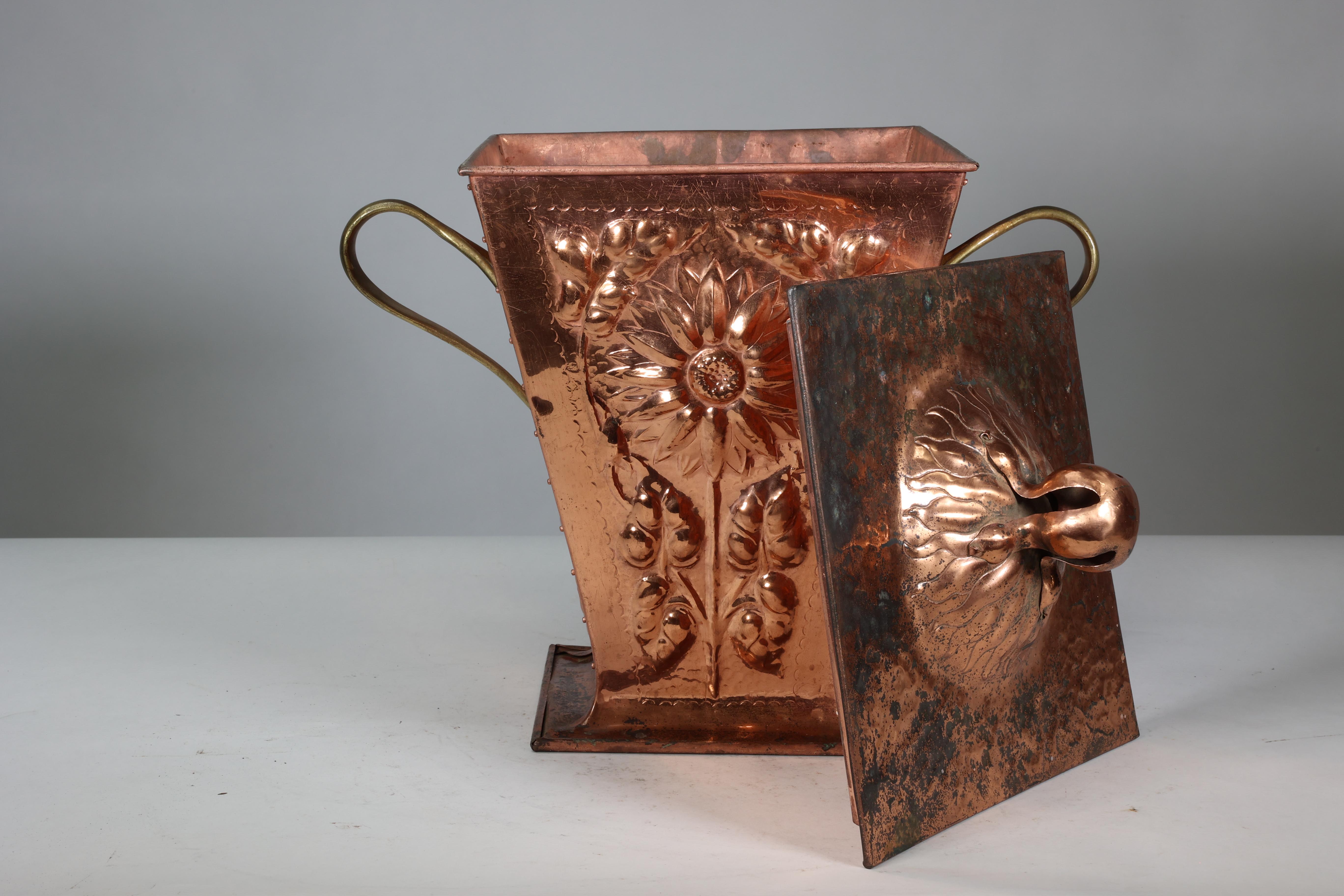 Ein Arts and Crafts-Kupferkübel und Deckel aus Kupfer mit Sonnenblumendekoration. (Englisch) im Angebot