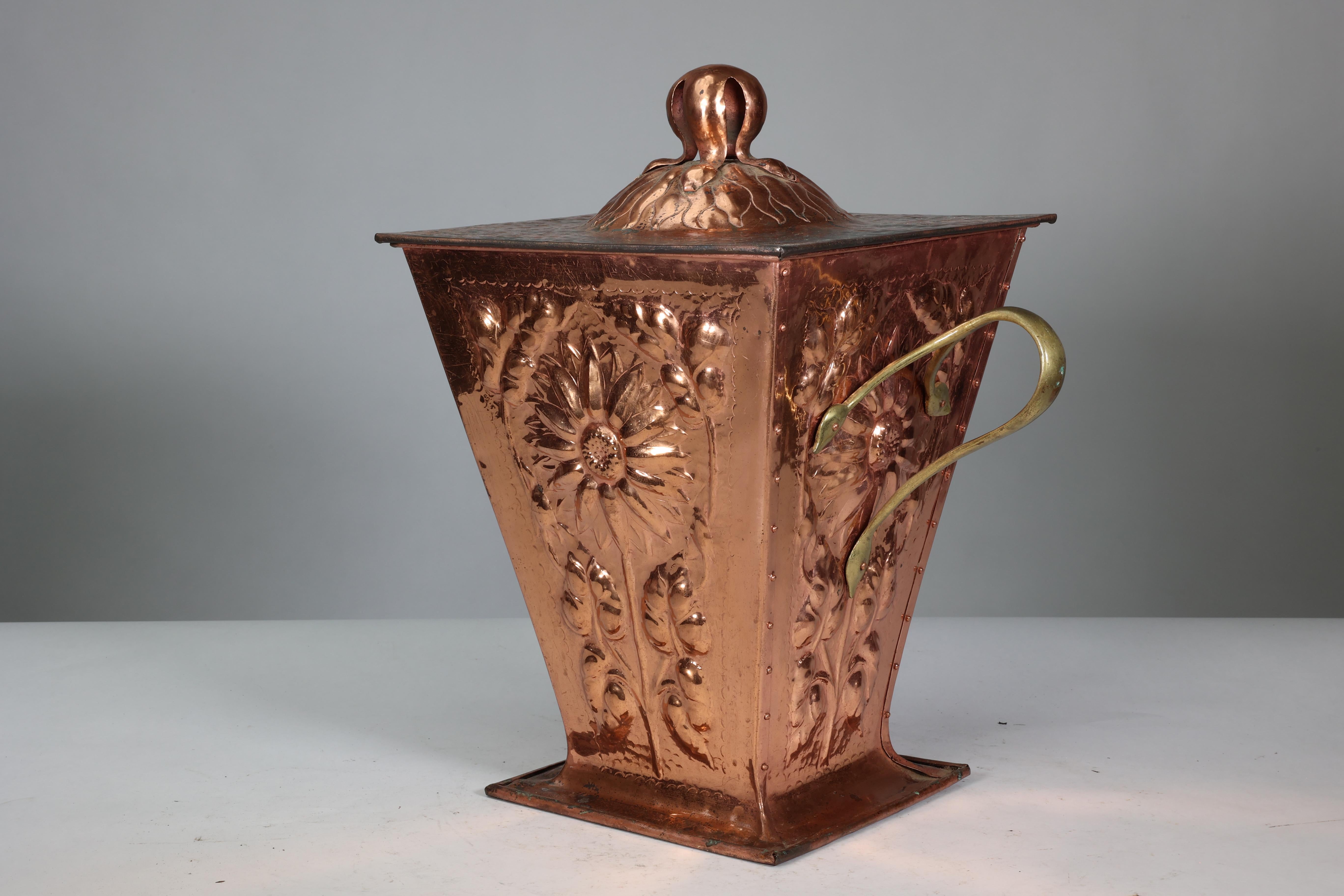 Ein Arts and Crafts-Kupferkübel und Deckel aus Kupfer mit Sonnenblumendekoration. im Zustand „Gut“ im Angebot in London, GB