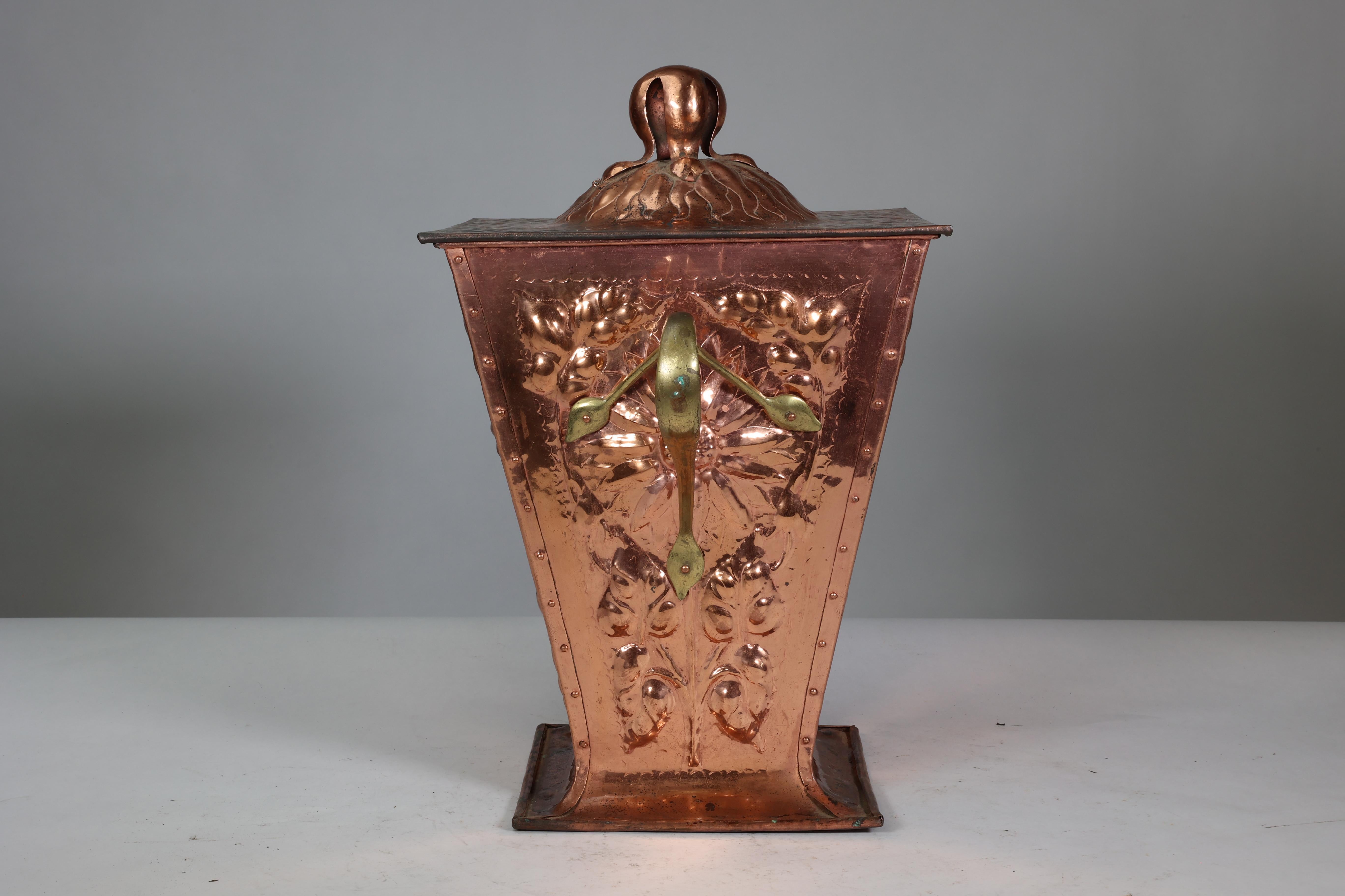 Ein Arts and Crafts-Kupferkübel und Deckel aus Kupfer mit Sonnenblumendekoration. (Frühes 20. Jahrhundert) im Angebot
