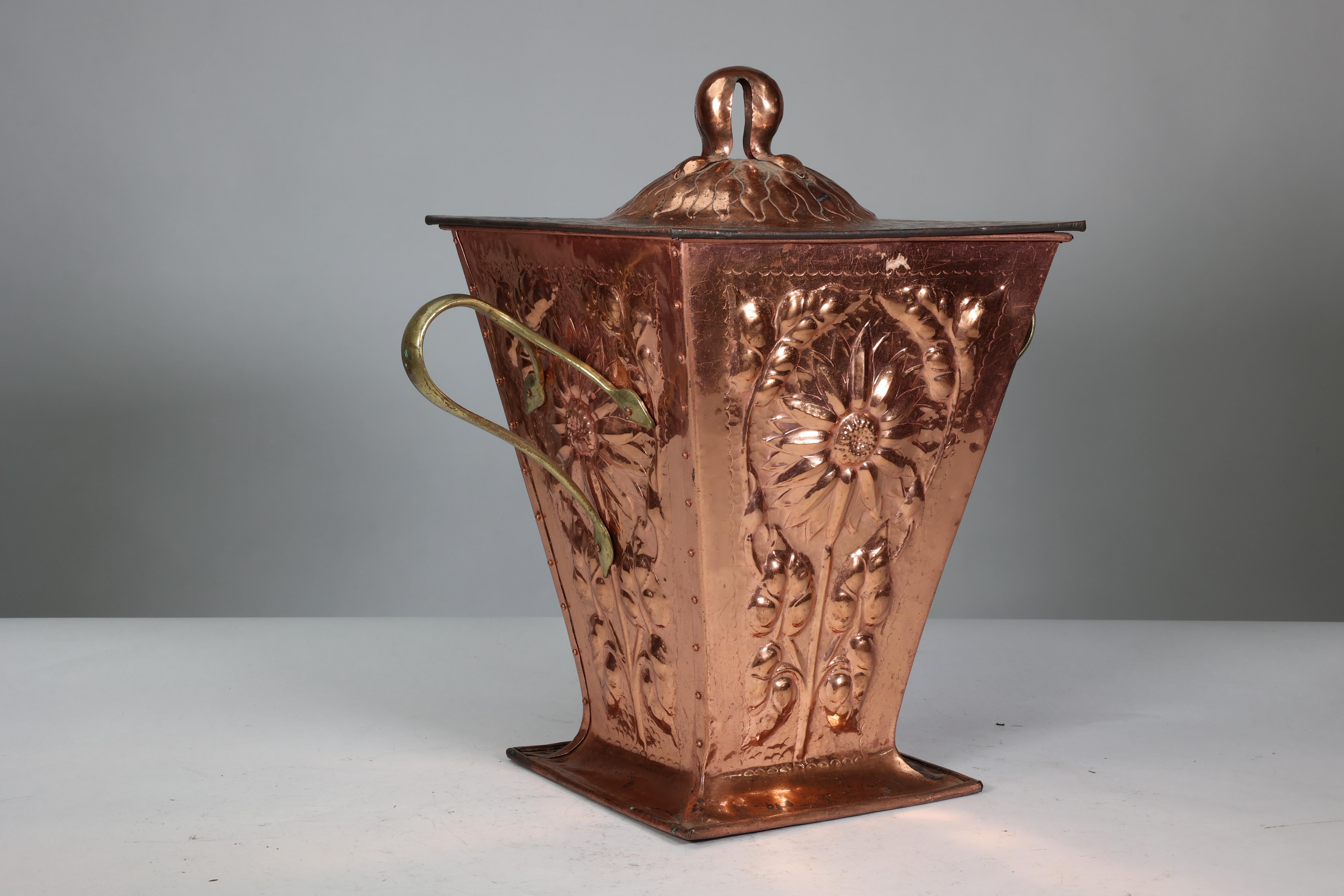English An Arts & Crafts copper coal bucket & lid with all over sunflower decoration. For Sale