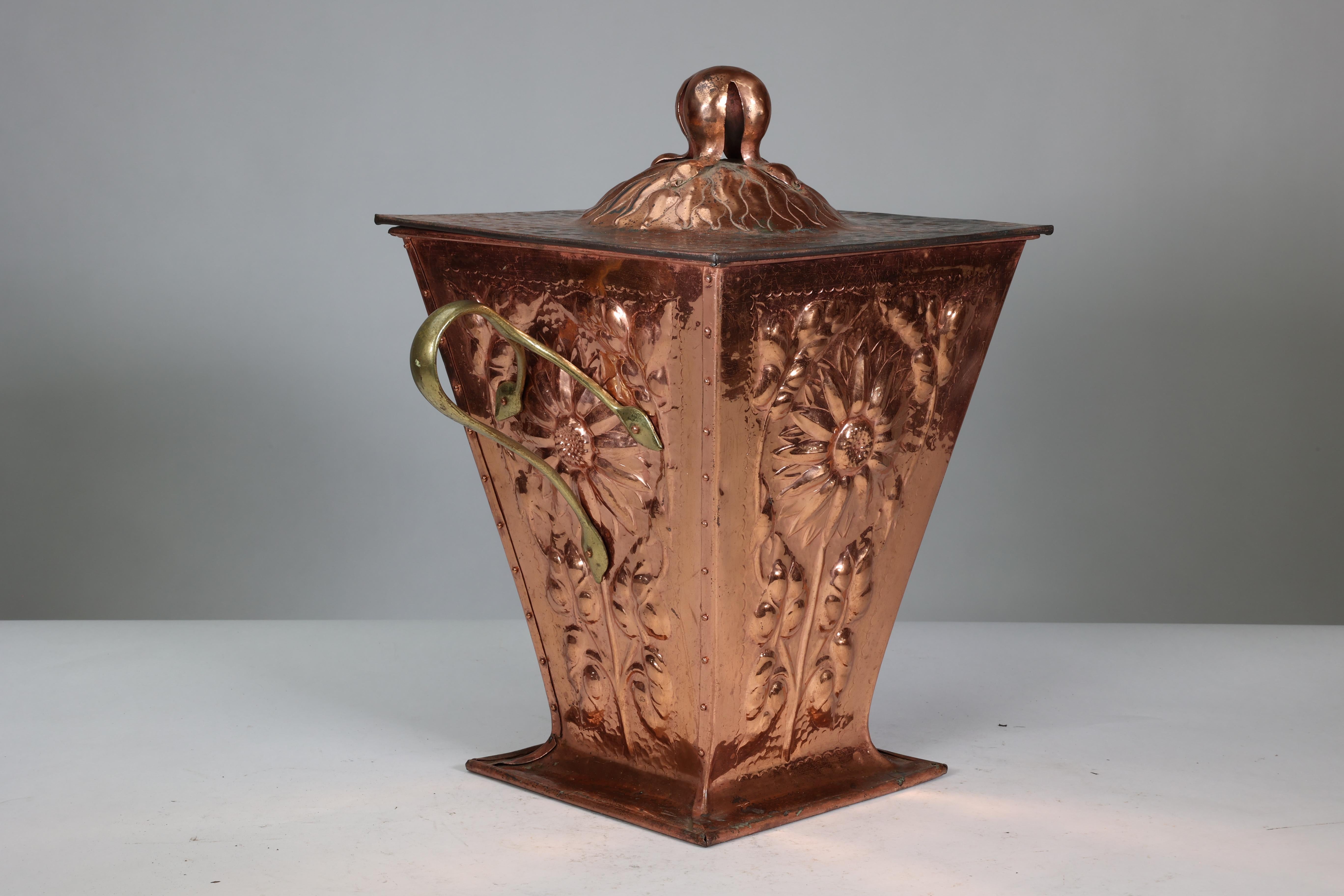 Ein Arts and Crafts-Kupferkübel und Deckel aus Kupfer mit Sonnenblumendekoration. im Angebot 4