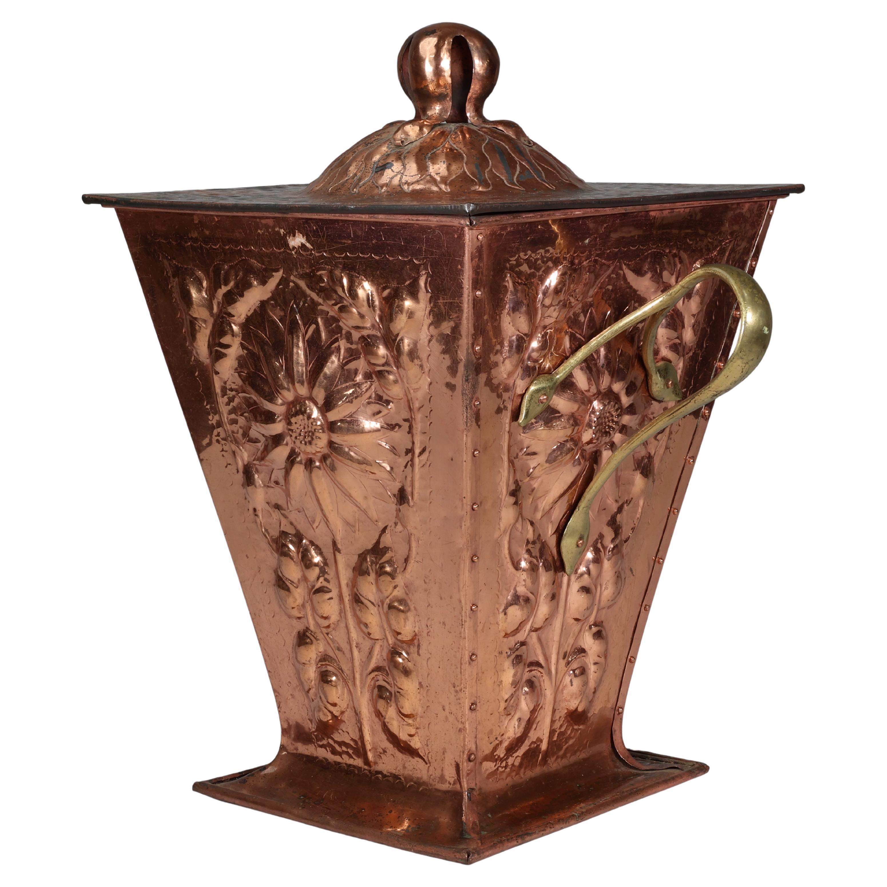 Ein Arts and Crafts-Kupferkübel und Deckel aus Kupfer mit Sonnenblumendekoration. im Angebot