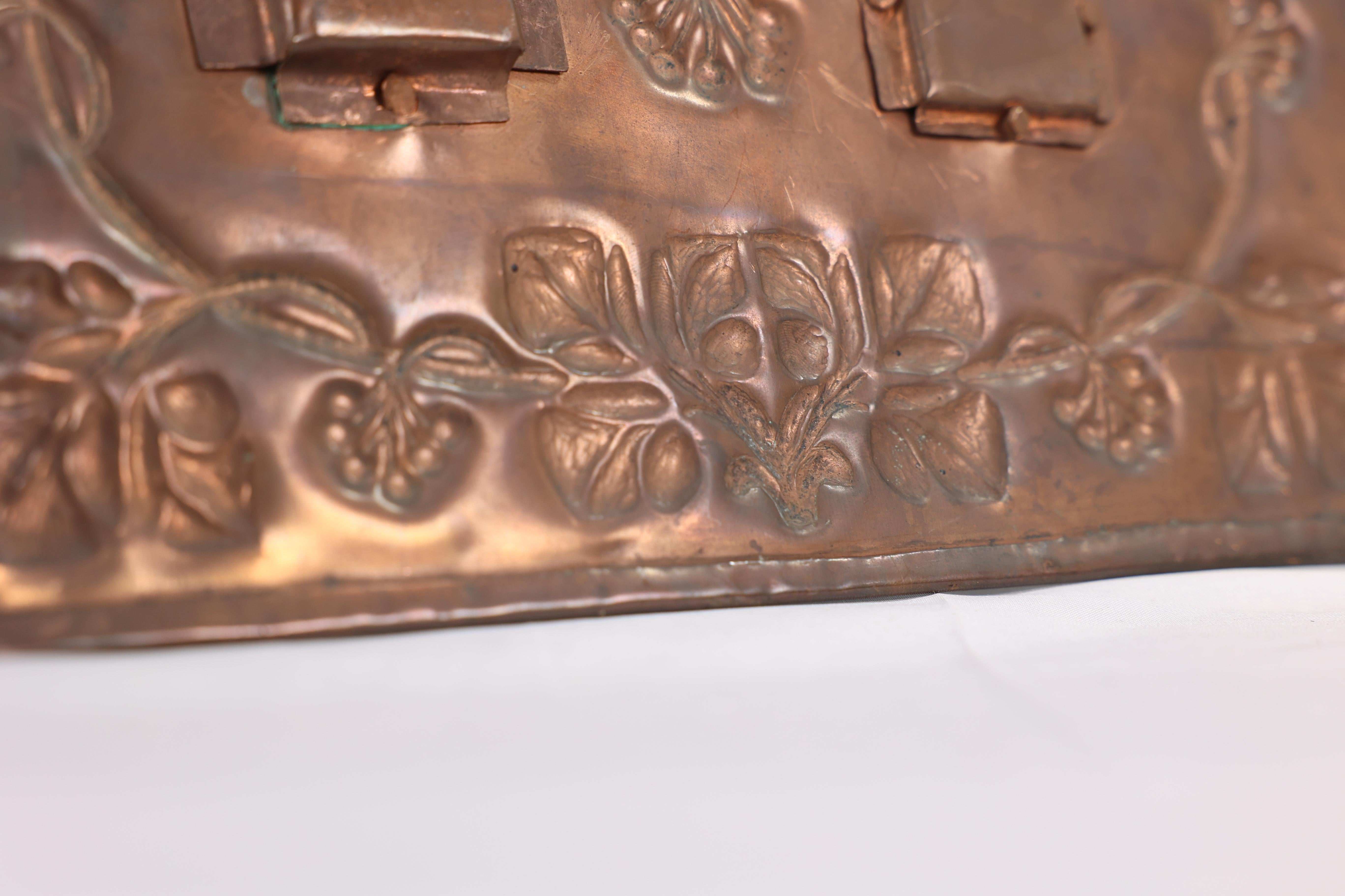 Ein Arts and Crafts Kupfer hängenden Fotorahmen mit Blatt & Beeren Dekoration im Angebot 10