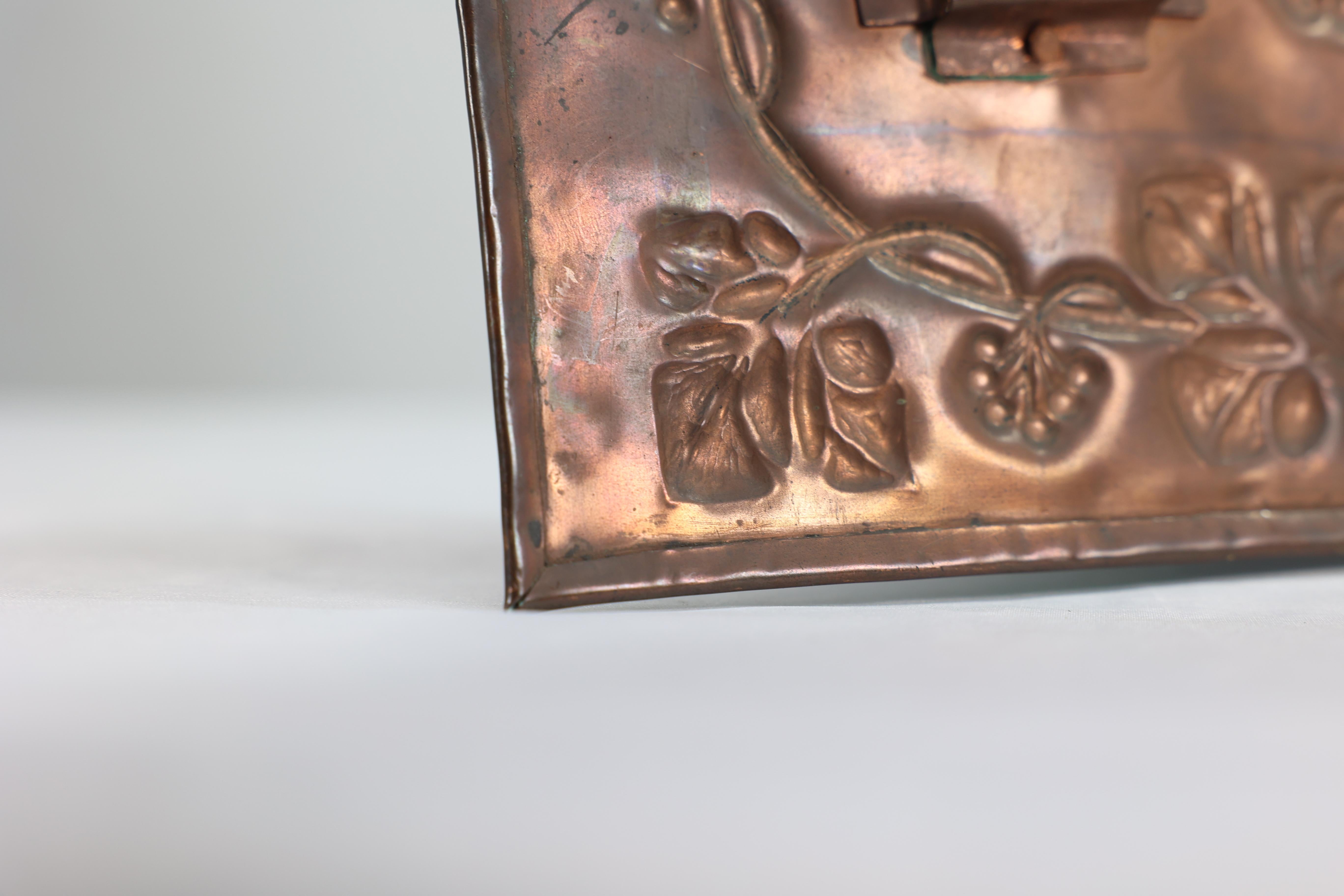 Ein Arts and Crafts Kupfer hängenden Fotorahmen mit Blatt & Beeren Dekoration im Angebot 11