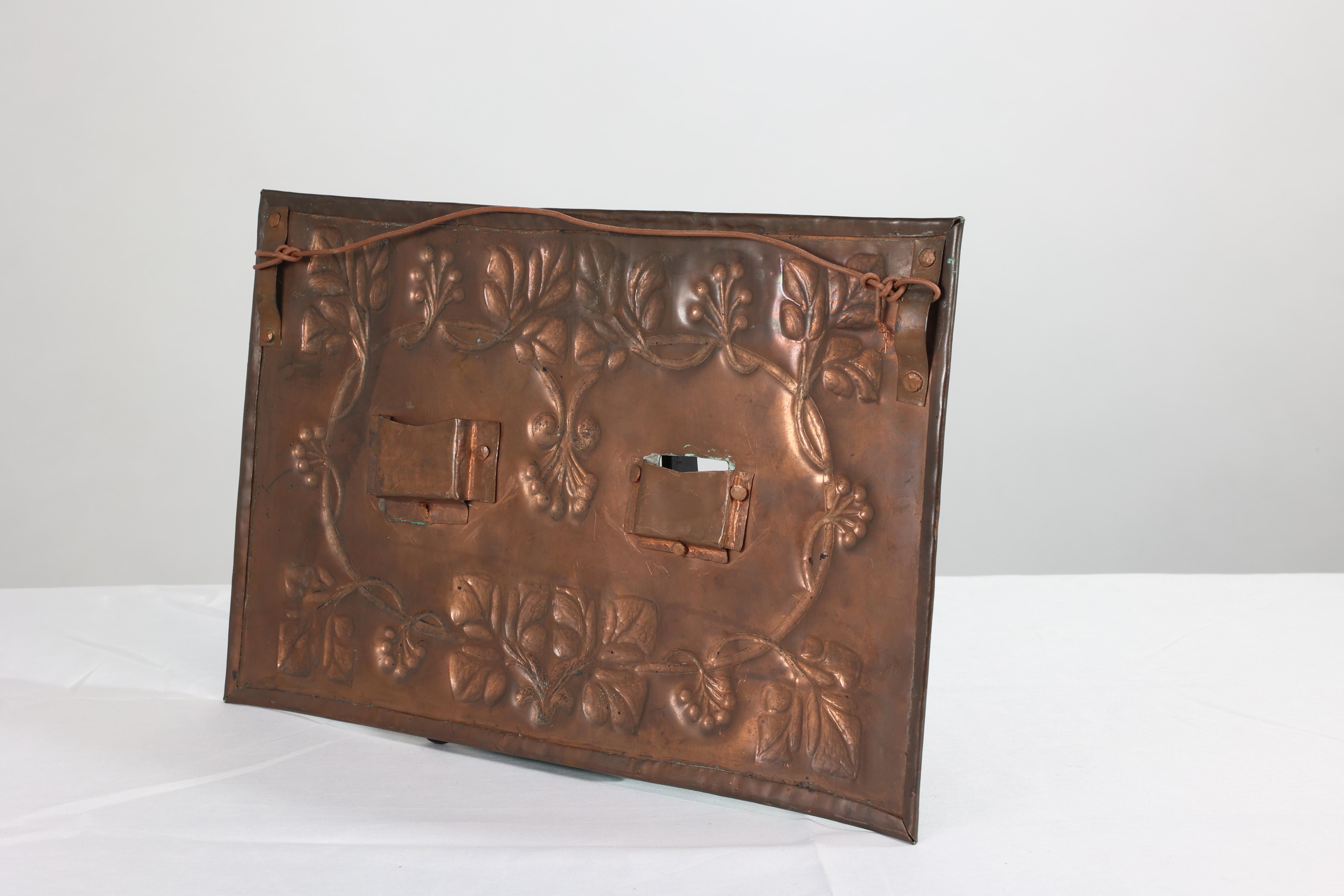Ein Arts and Crafts Kupfer hängenden Fotorahmen mit Blatt & Beeren Dekoration im Angebot 3