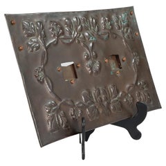 Un cadre pour photographies Arts and Crafts en cuivre avec décoration de feuilles et de baies