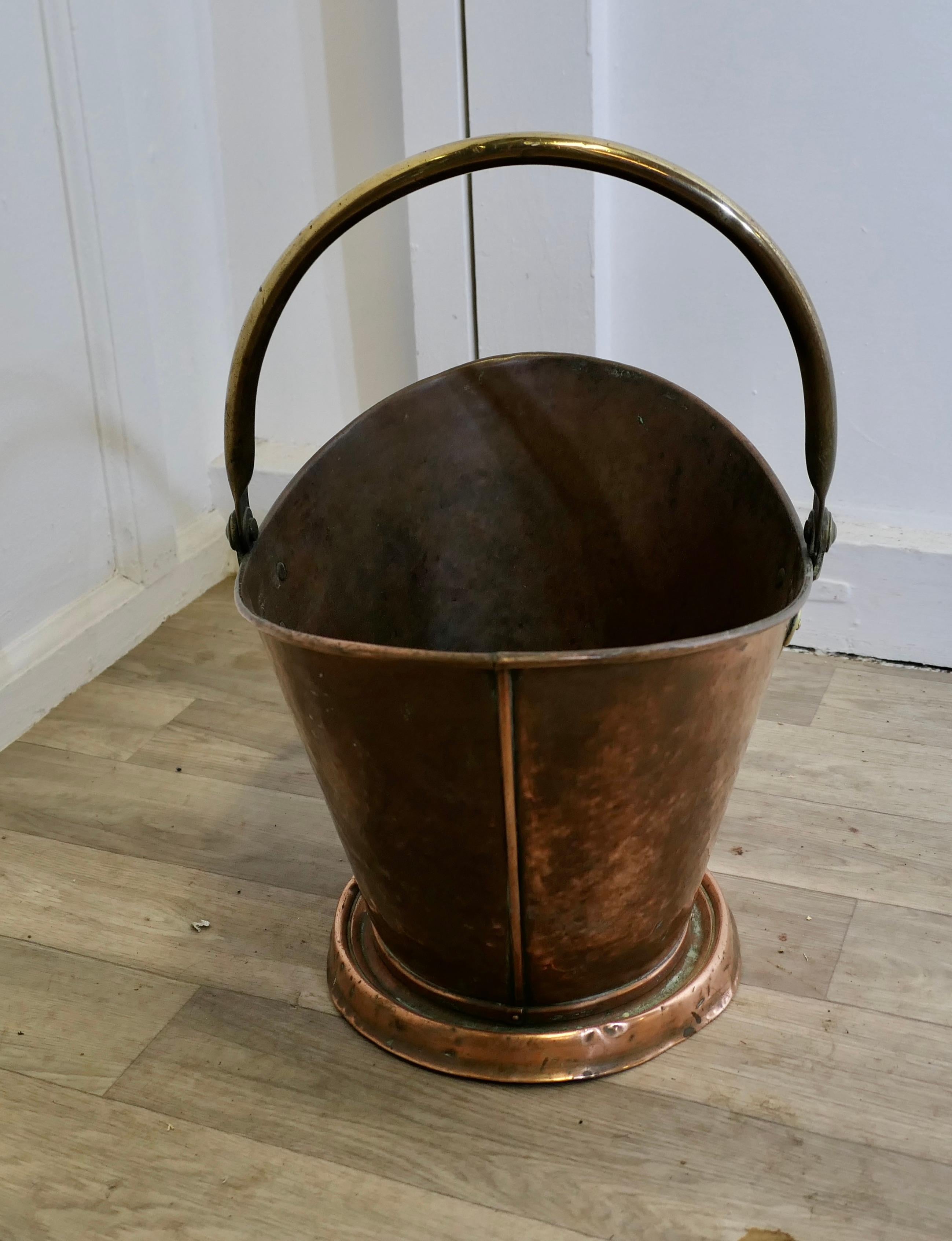 XIXe siècle Bouteille de charbon Arts and Crafts avec casque en cuivre en vente