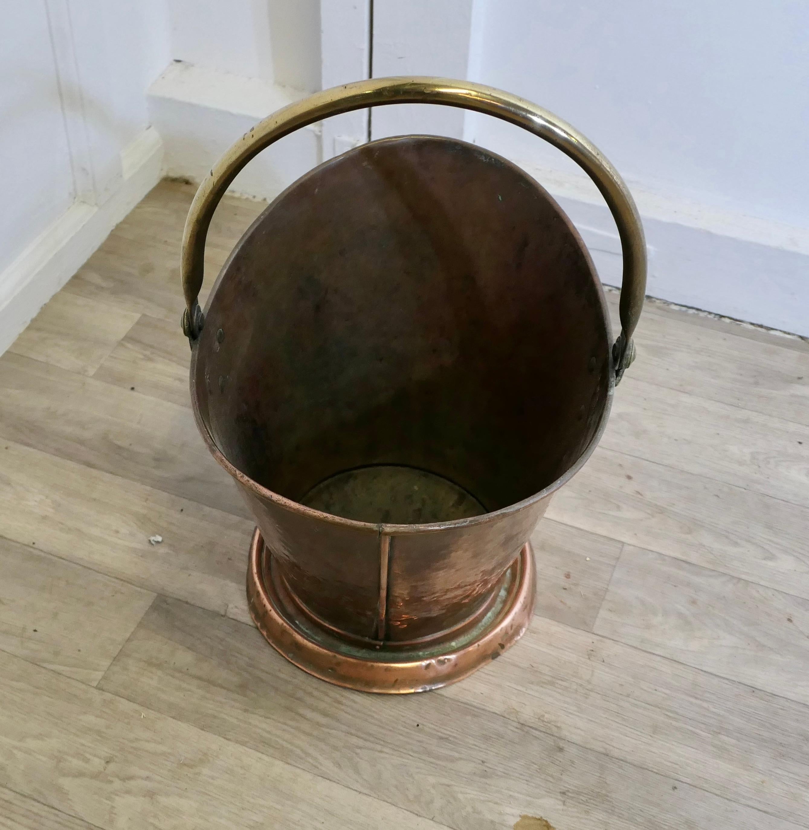 Cuivre Bouteille de charbon Arts and Crafts avec casque en cuivre en vente