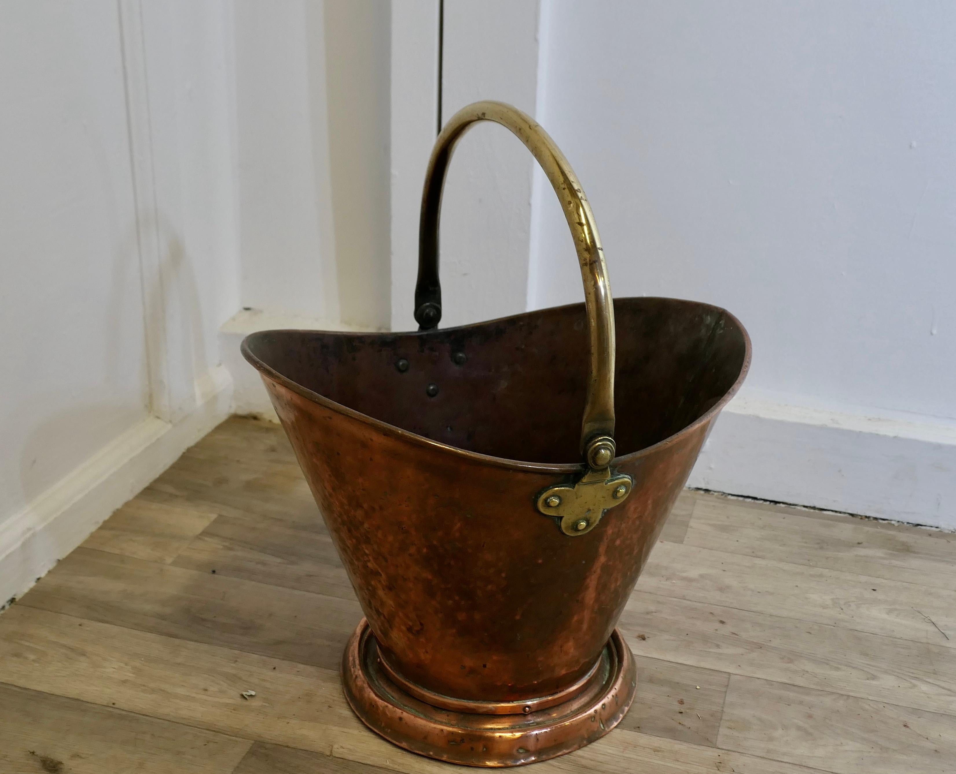Bouteille de charbon Arts and Crafts avec casque en cuivre en vente 1