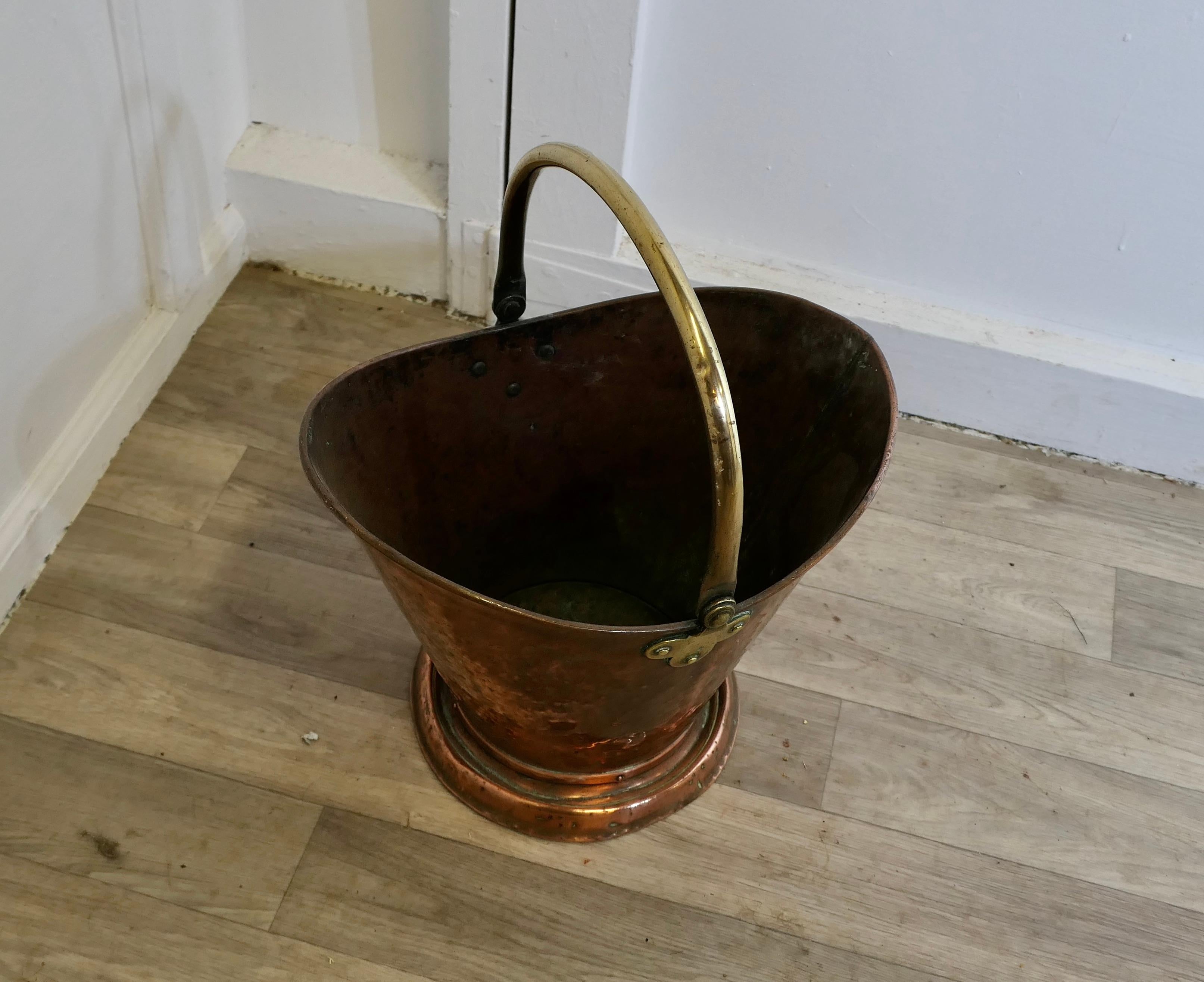 Bouteille de charbon Arts and Crafts avec casque en cuivre en vente 2