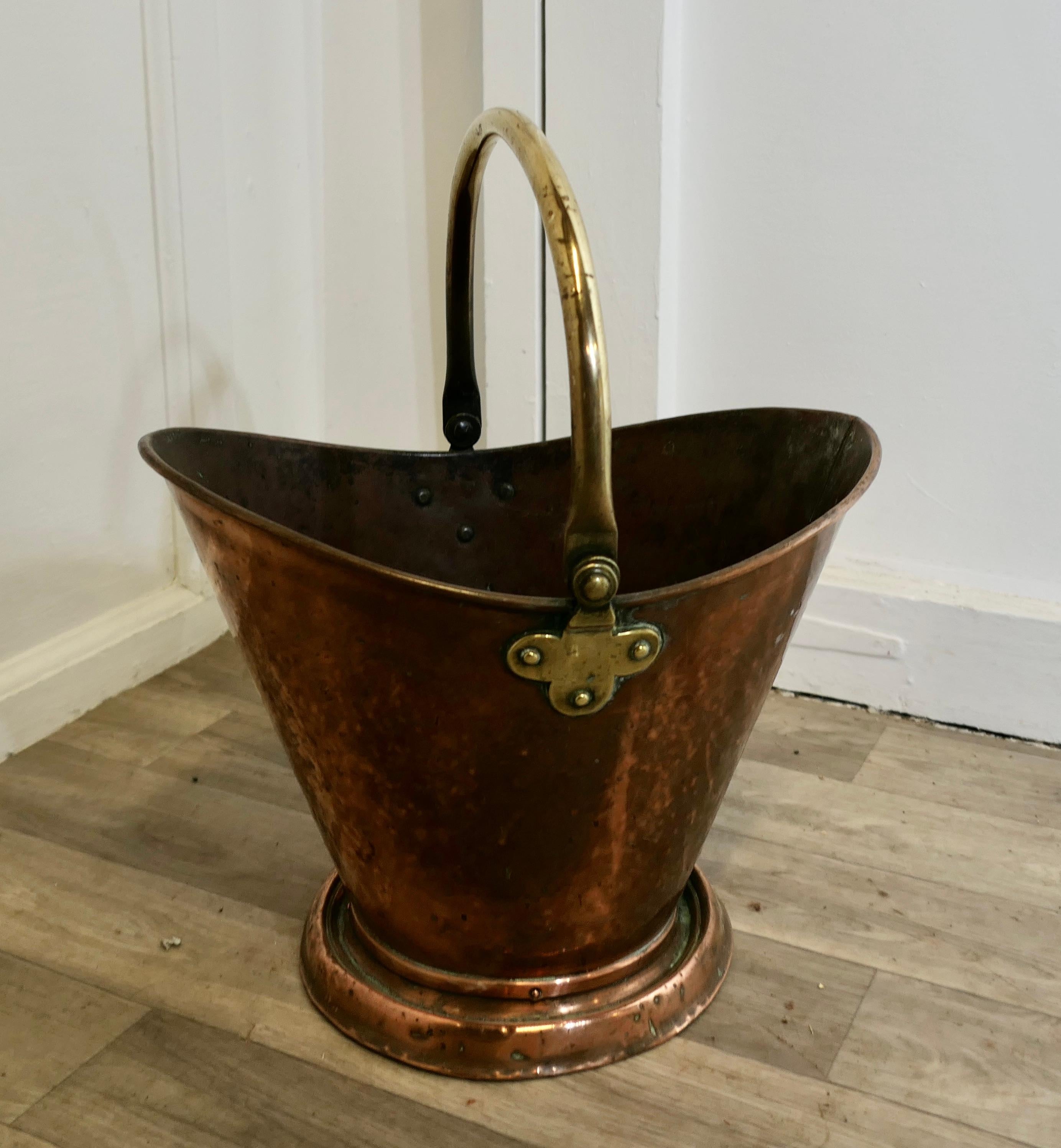 Bouteille de charbon Arts and Crafts avec casque en cuivre en vente 3