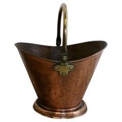 Bouteille de charbon Arts and Crafts avec casque en cuivre