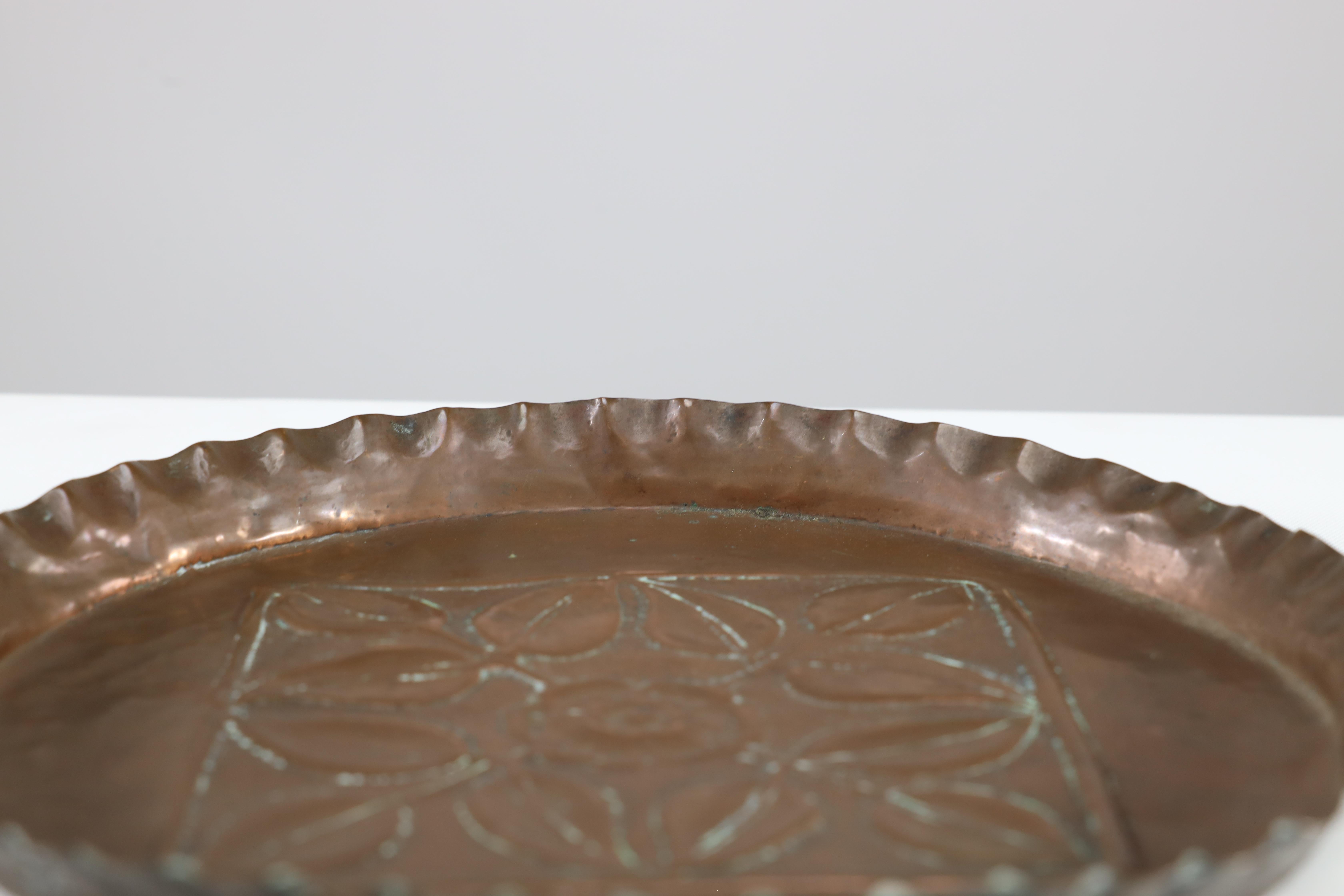 An Arts and Crafts copper plate For Sale 2