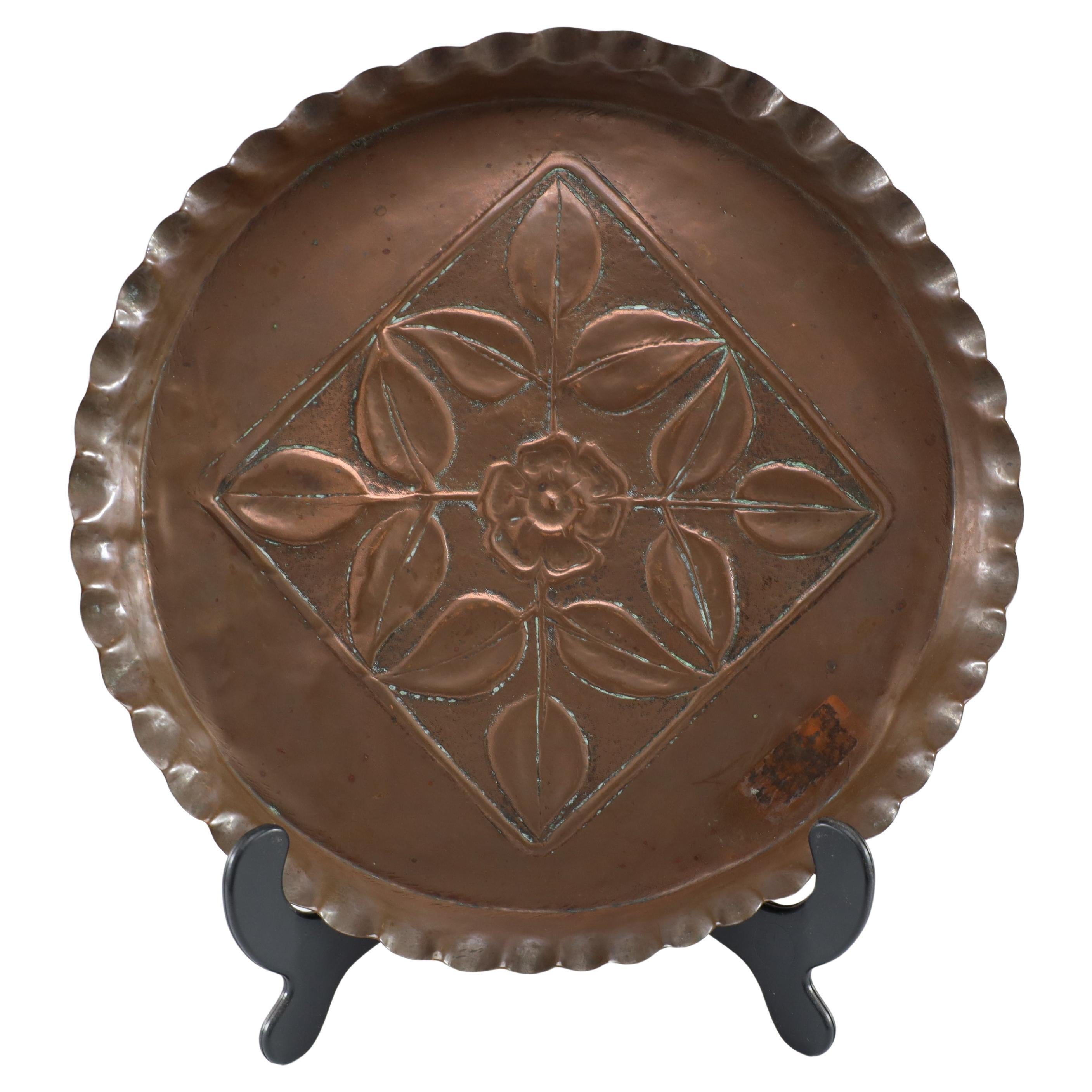 Une plaque en cuivre Arts and Crafts