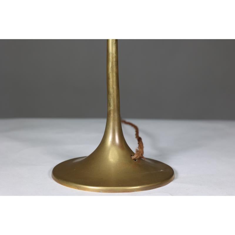 Dryad-Tischlampe aus Messing im Stil einer Arts & Crafts-Tischlampe aus Messing mit breitem, ausladendem Sockel im Angebot 1