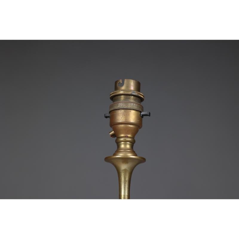 Dryad-Tischlampe aus Messing im Stil einer Arts & Crafts-Tischlampe aus Messing mit breitem, ausladendem Sockel (Englisch) im Angebot