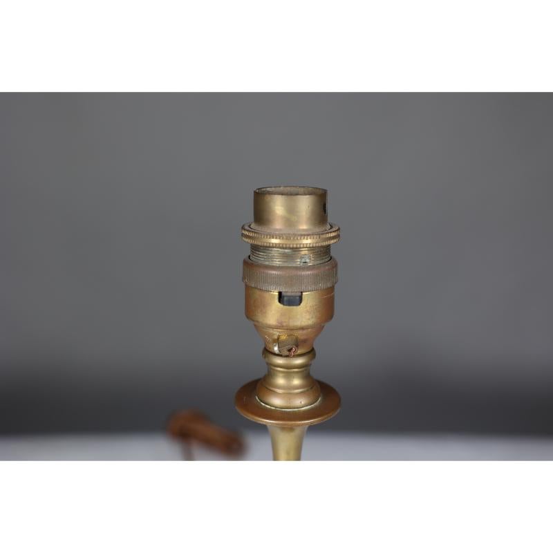 Dryad-Tischlampe aus Messing im Stil einer Arts & Crafts-Tischlampe aus Messing mit breitem, ausladendem Sockel im Zustand „Gut“ im Angebot in London, GB