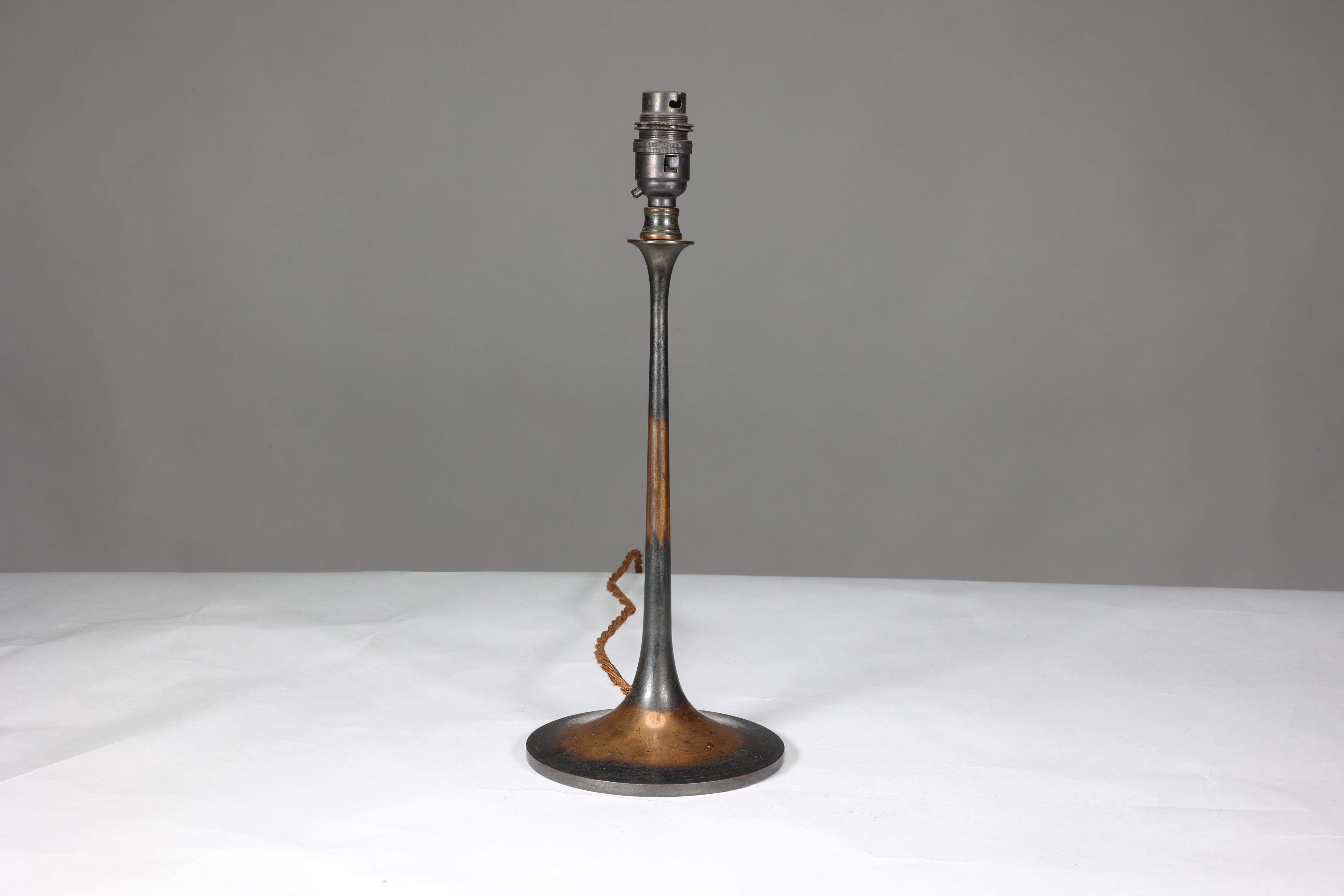 Eine Kupfer-Tischlampe aus der Zeit des Arts and Crafts, professionell neu verkabelt.